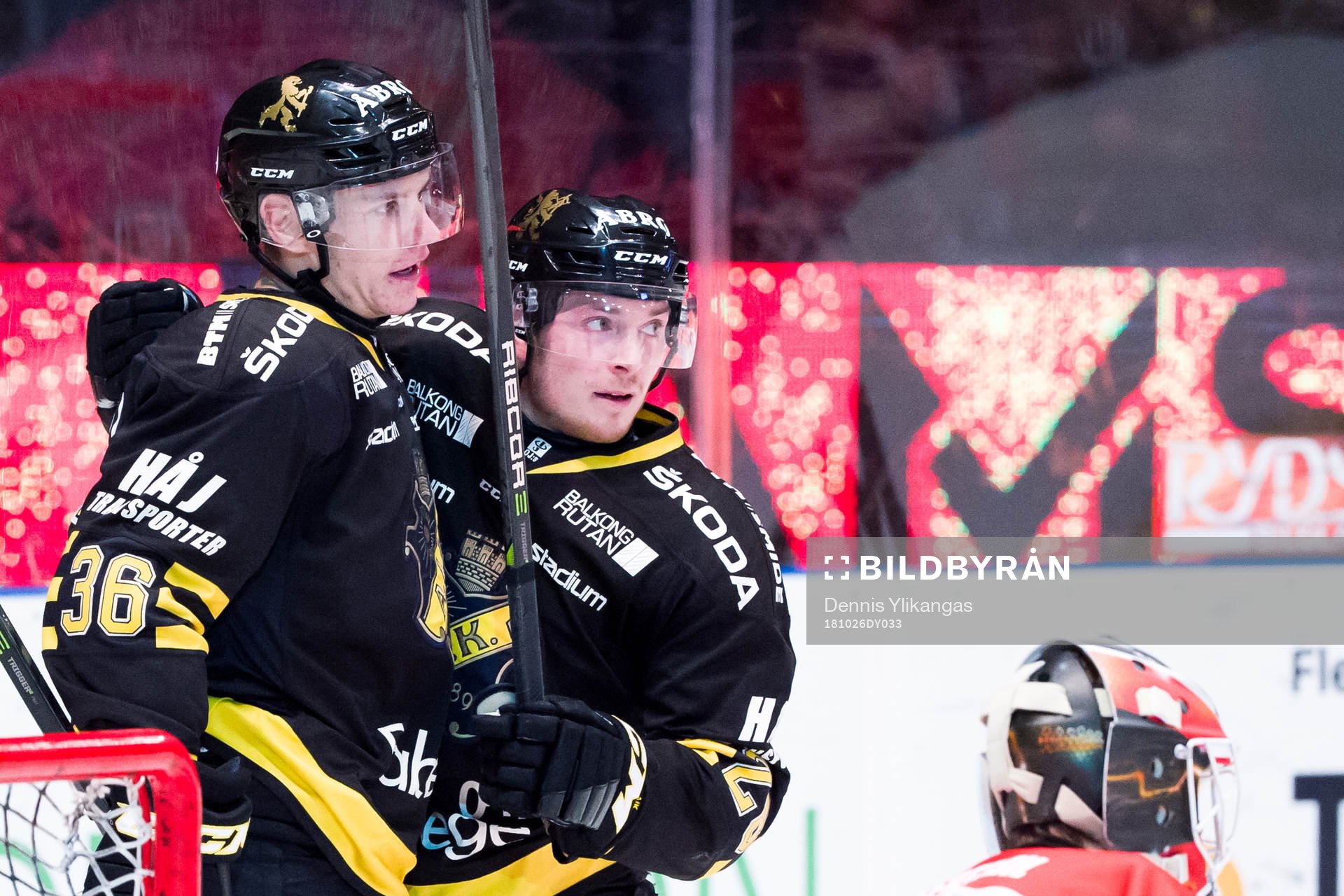 s Anton Holm jublar med lagkamrat Fredric Weigel