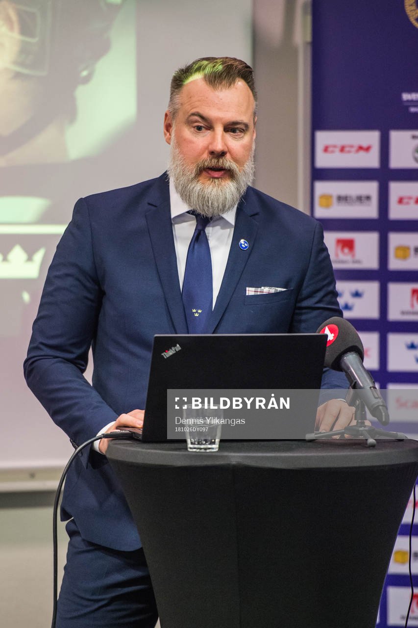 Tre Kronors förbundskapten Rikard Grönborg i en intervju