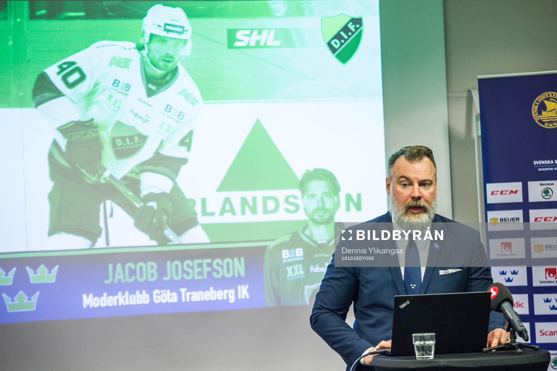 Tre Kronors förbundskapten Rikard Grönborg i en intervju