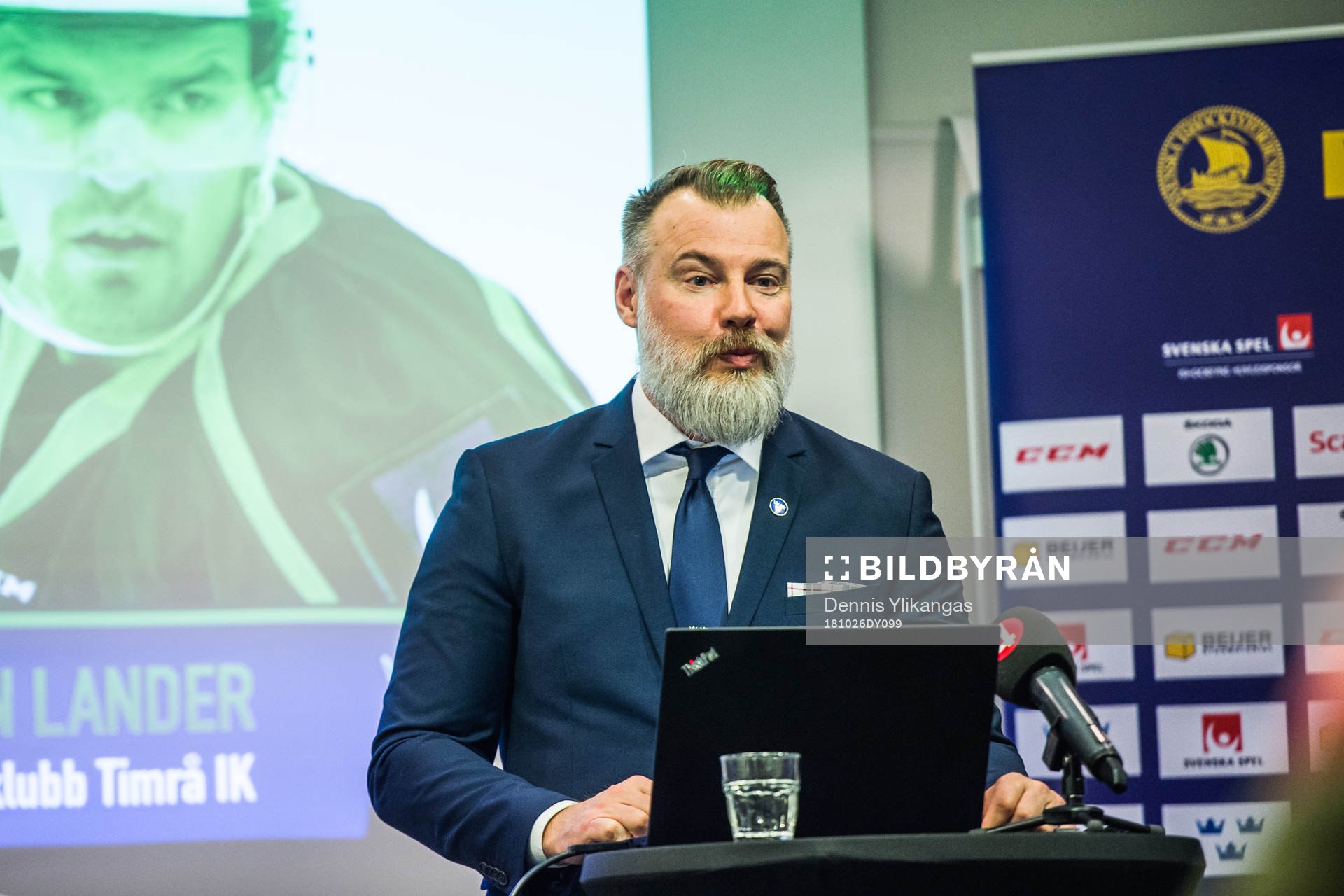Tre Kronors förbundskapten Rikard Grönborg i en intervju