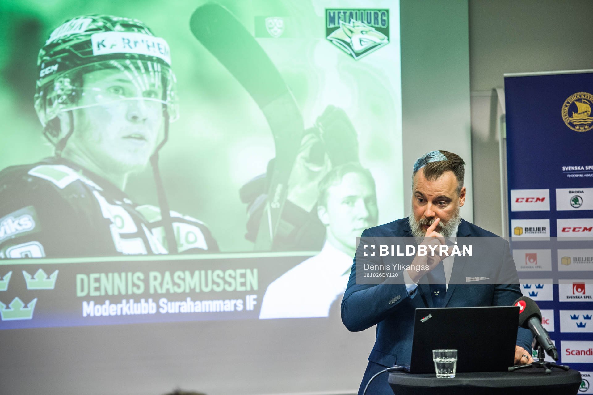 Tre Kronors förbundskapten Rikard Grönborg i en intervju