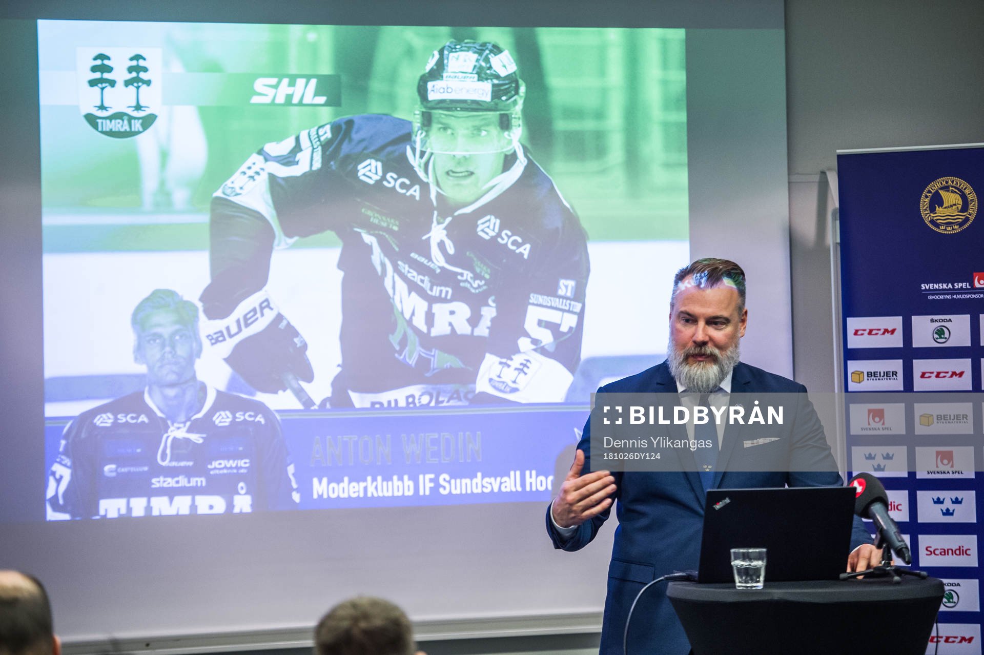 Tre Kronors förbundskapten Rikard Grönborg i en intervju