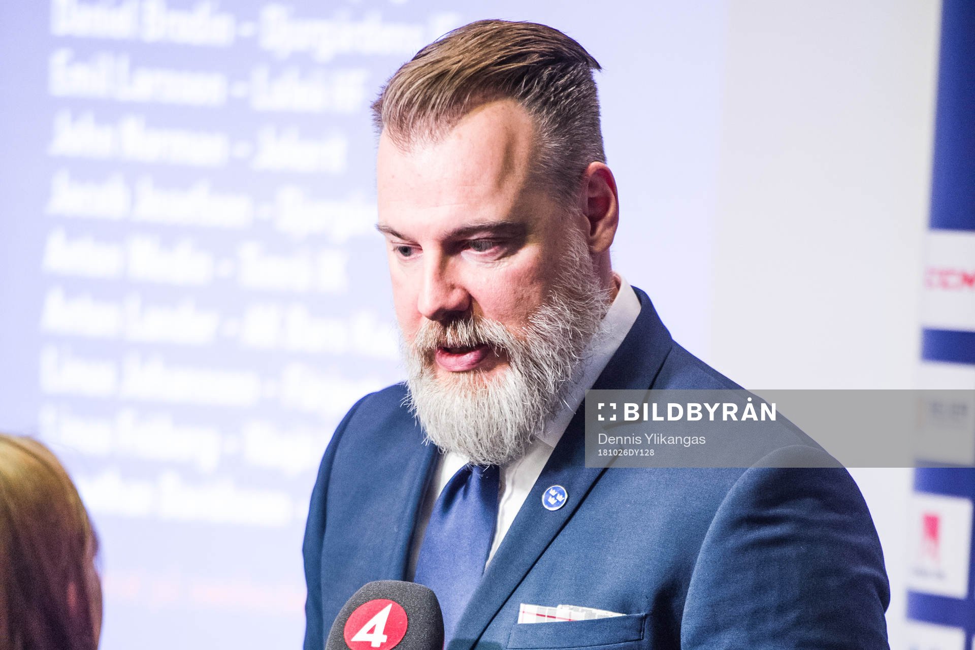 Tre Kronors förbundskapten Rikard Grönborg i en intervju