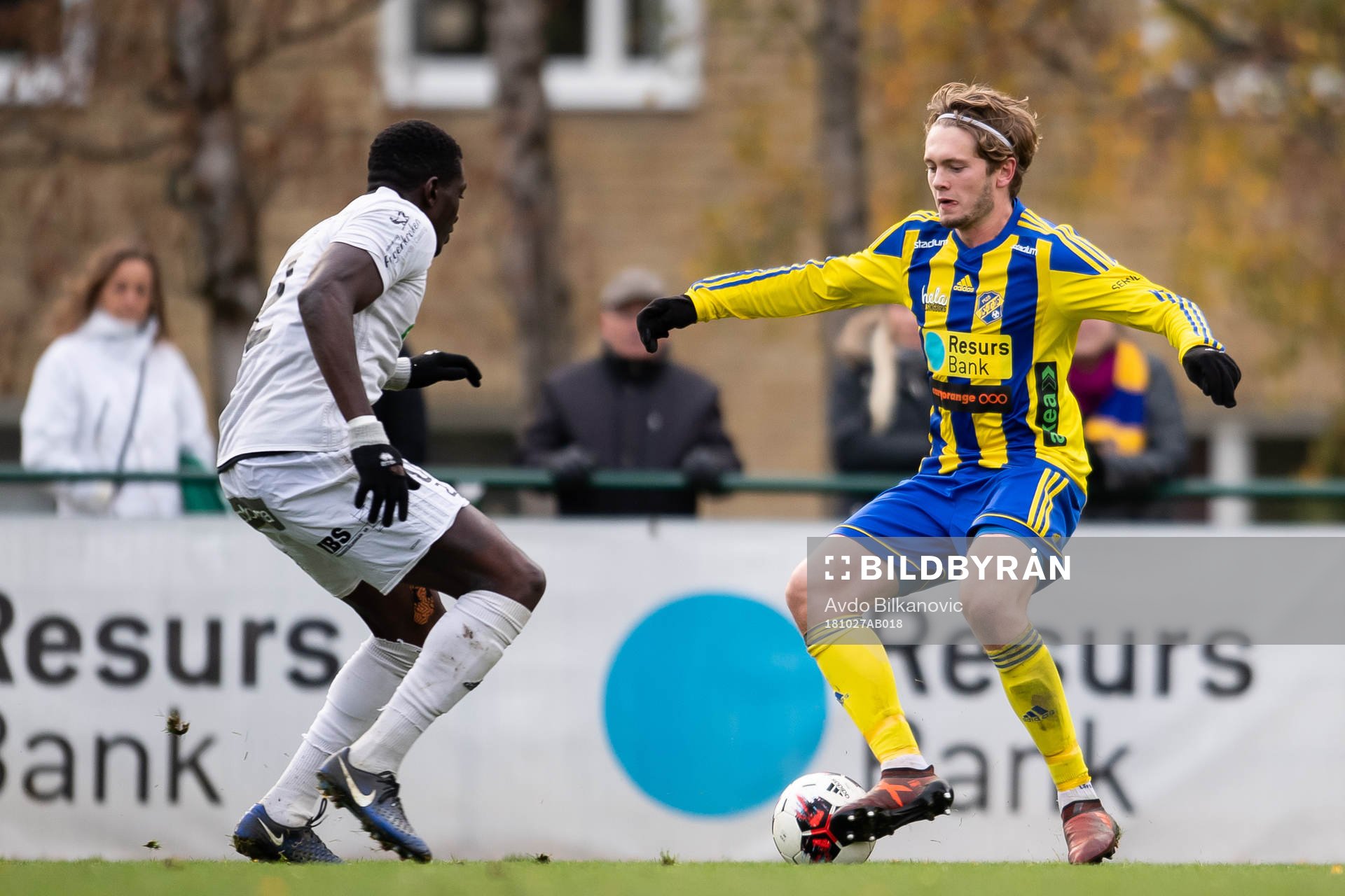 Eskilsminnes Jesper Lundborg och Oskarshamns Bun-Dawda Sowe under fotbollsmatchen i Division 1 Södra mellan Eskilsminne och Oskarshamn den 27 oktober 2018 i Helsingborg.