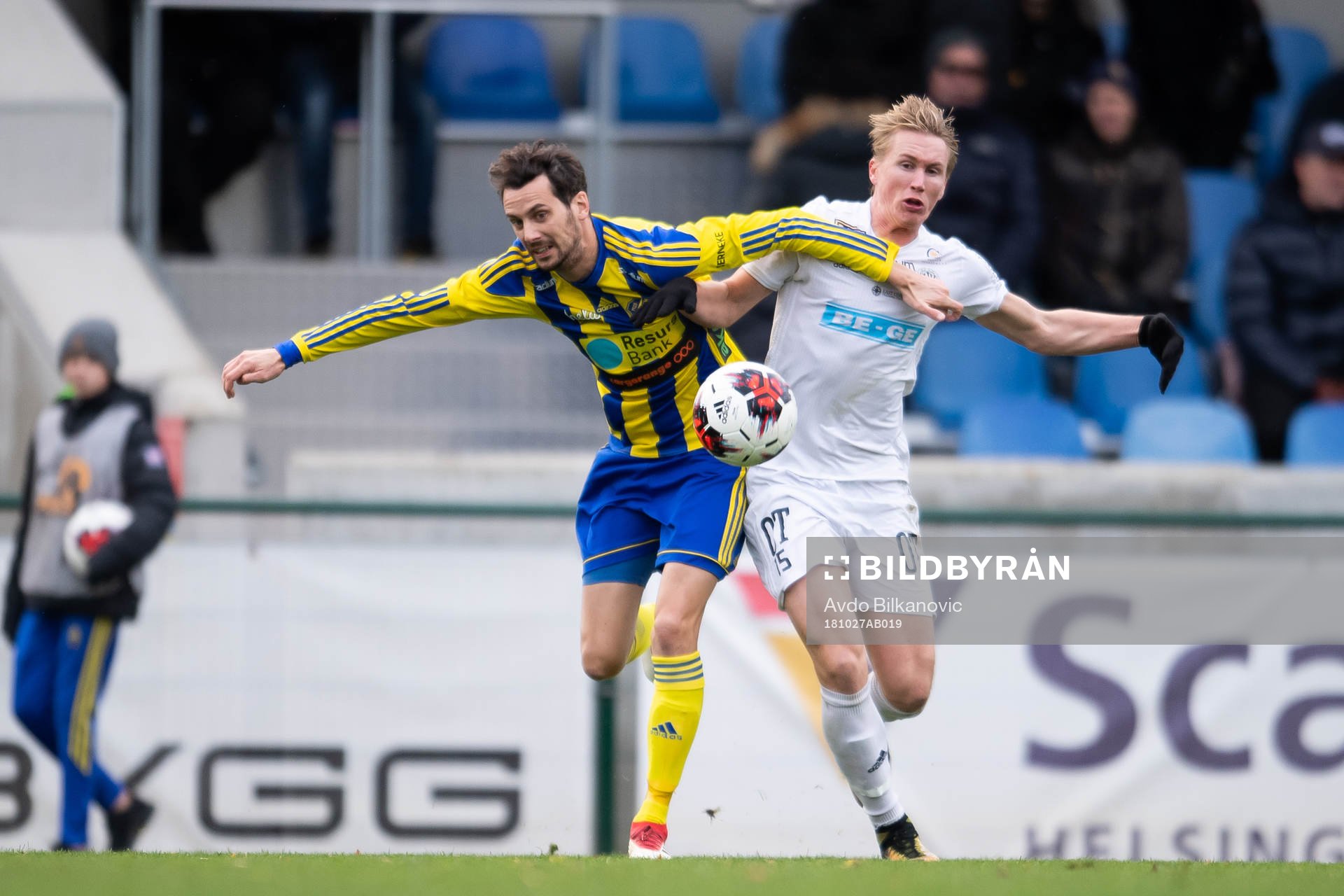 Eskilsminnes Filip Egger och Oskarshamns Emil Skogh under fotbollsmatchen i Division 1 Södra mellan Eskilsminne och Oskarshamn den 27 oktober 2018 i Helsingborg.