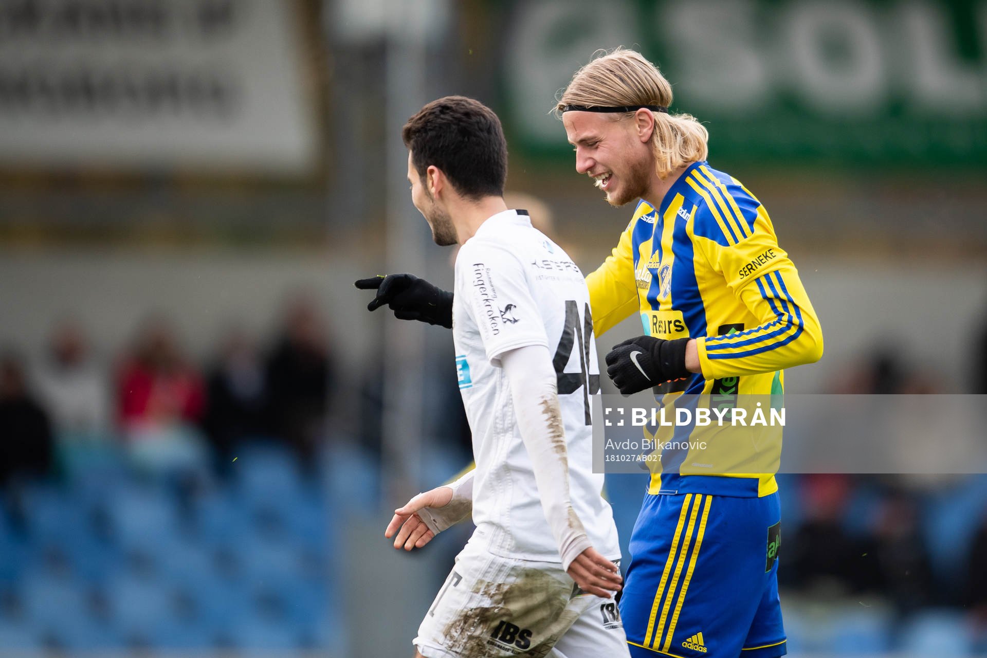 Eskilsminnes Oliver Åkerman och Oskarshamns William Kvist under fotbollsmatchen i Division 1 Södra mellan Eskilsminne och Oskarshamn den 27 oktober 2018 i Helsingborg.