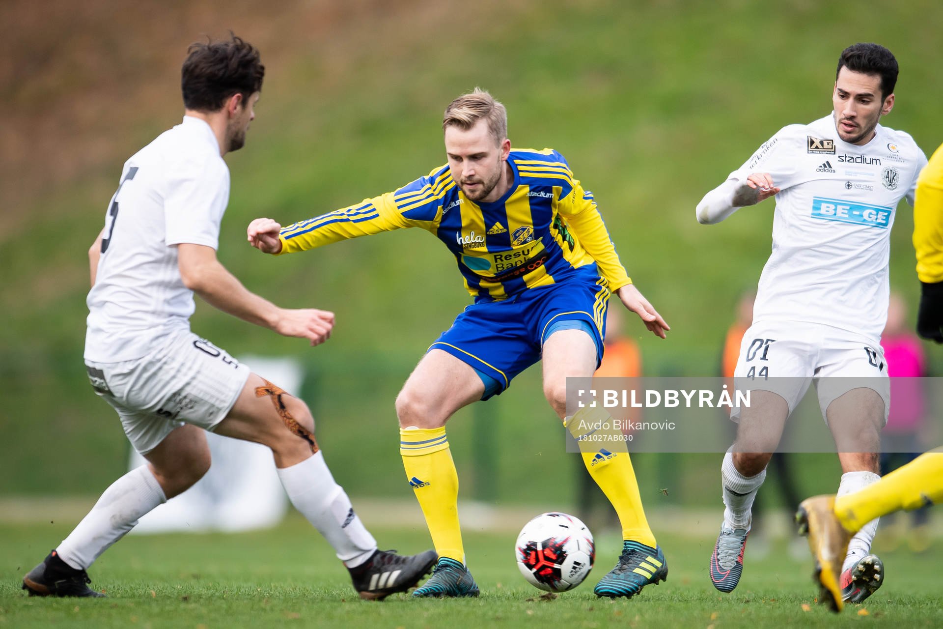 Eskilsminnes Marcus Andersson mellan Oskarshamns Mergim