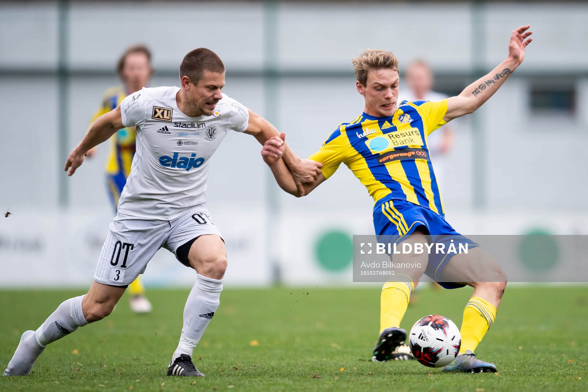 Eskilsminnes Robin Hofsö och Oskarshamns Johan Niklasson utan skor under fotbollsmatchen i Division 1 Södra mellan Eskilsminne och Oskarshamn den 27 oktober 2018 i Helsingborg.