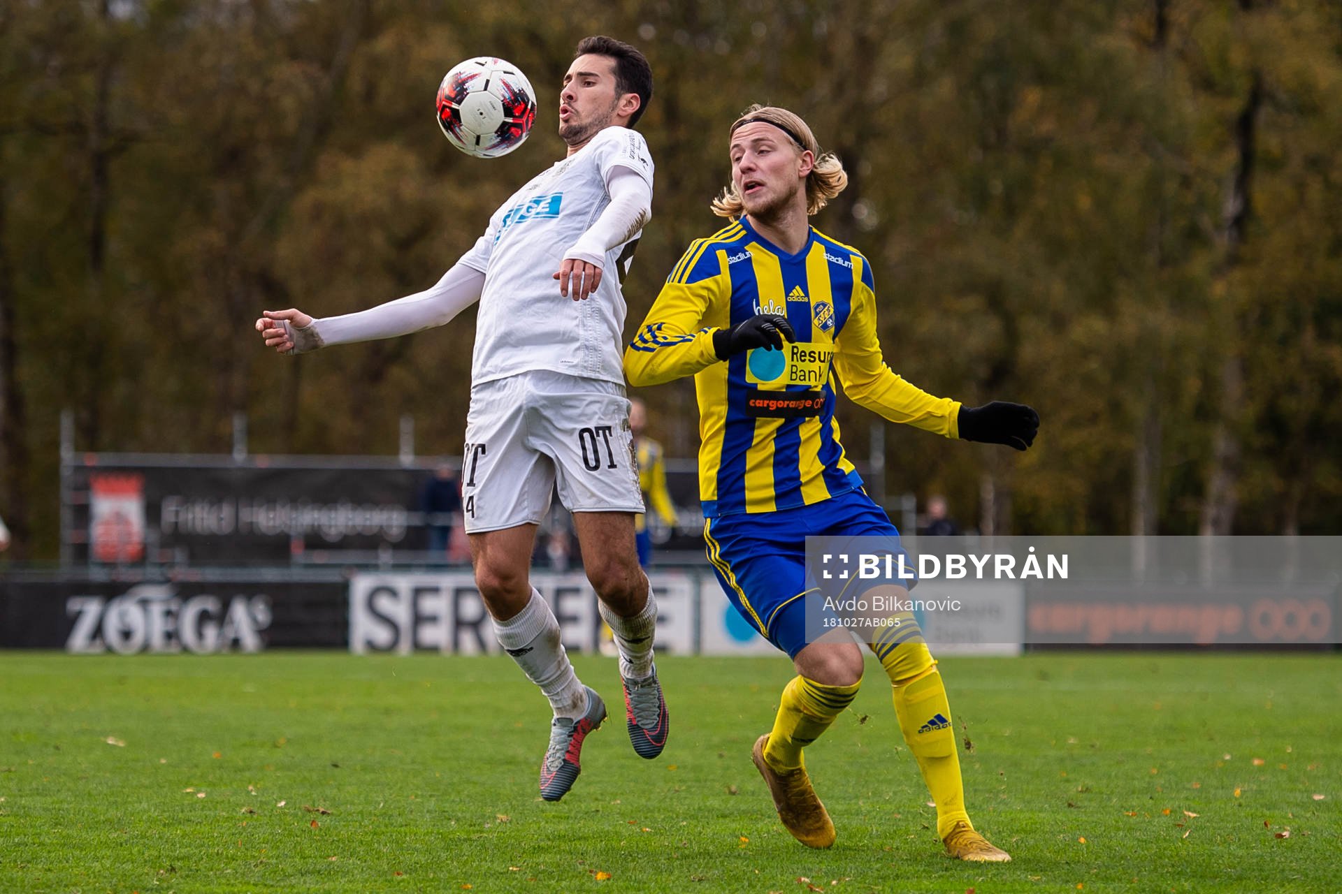 Oskarshamns William Kvist och Eskilsminnes Oliver Åkerman under fotbollsmatchen i Division 1 Södra mellan Eskilsminne och Oskarshamn den 27 oktober 2018 i Helsingborg.