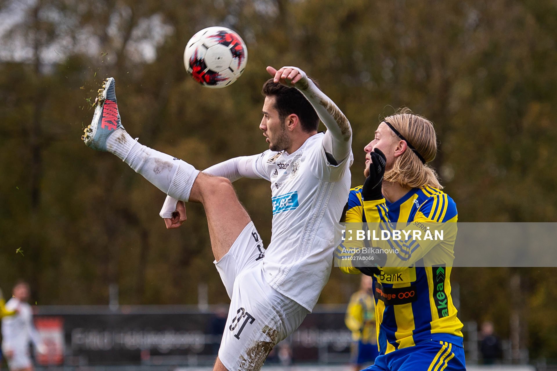 Oskarshamns William Kvist och Eskilsminnes Oliver Åkerman under fotbollsmatchen i Division 1 Södra mellan Eskilsminne och Oskarshamn den 27 oktober 2018 i Helsingborg.