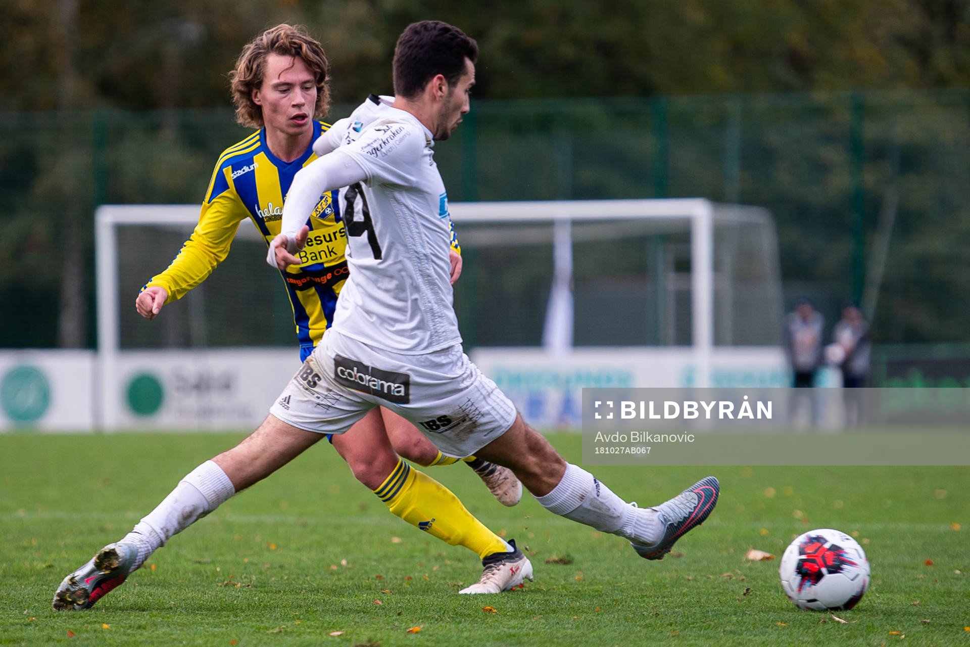Eskilsminnes Filip Ottosson och Oskarshamns William Kvist under fotbollsmatchen i Division 1 Södra mellan Eskilsminne och Oskarshamn den 27 oktober 2018 i Helsingborg.