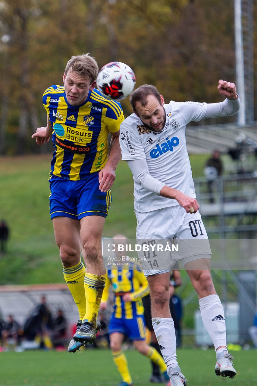 Eskilsminnes Robin Hofsö i nickduell mot Oskarshamns Christopher Christensson under fotbollsmatchen i Division 1 Södra mellan Eskilsminne och Oskarshamn den 27 oktober 2018 i Helsingborg.