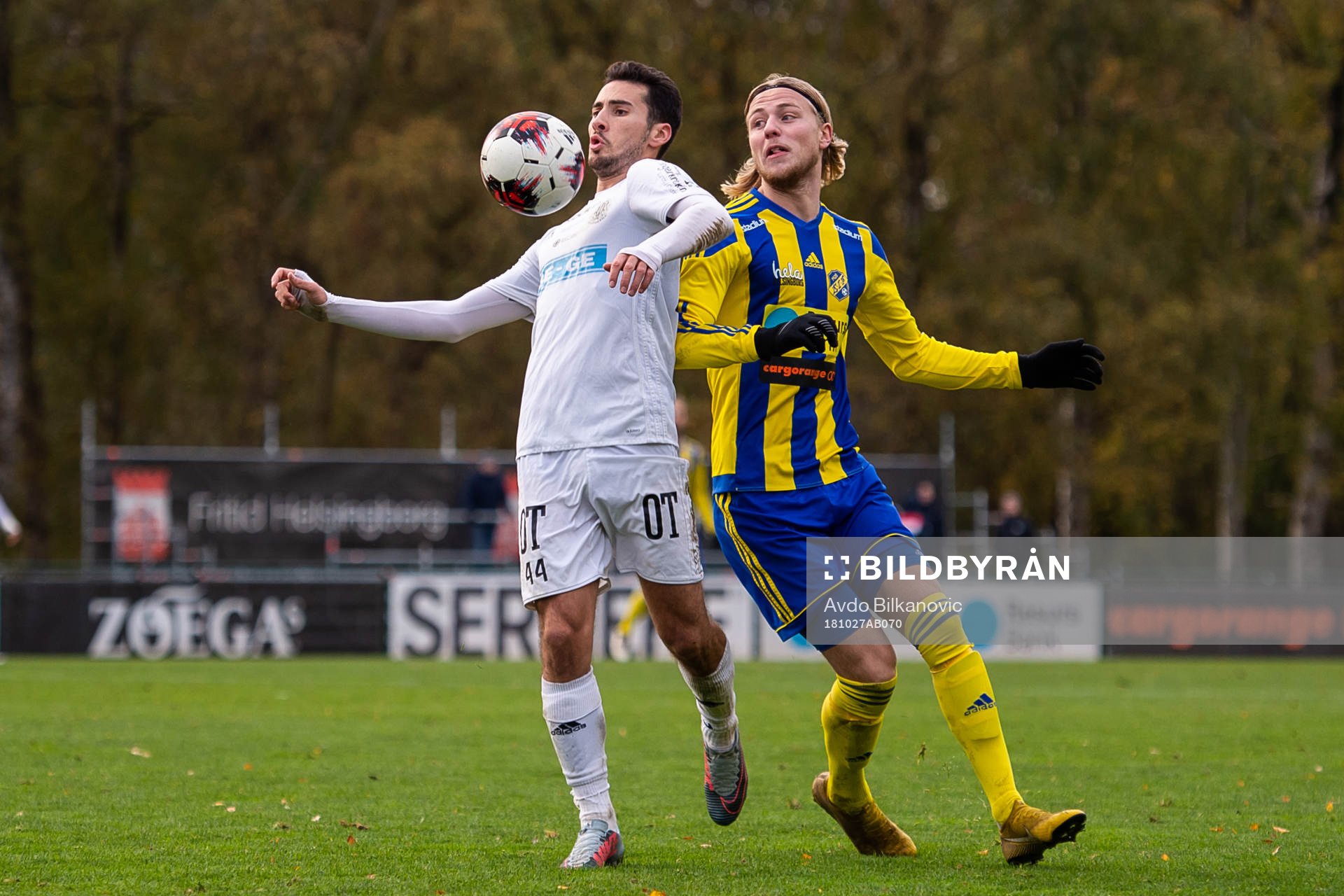 Oskarshamns William Kvist och Eskilsminnes Oliver Åkerman under fotbollsmatchen i Division 1 Södra mellan Eskilsminne och Oskarshamn den 27 oktober 2018 i Helsingborg.