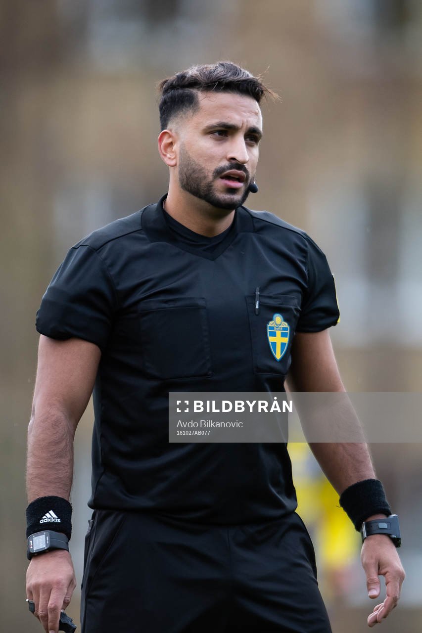 Domare Mohamed Nabisi under fotbollsmatchen i Division 1 Södra mellan Eskilsminne och Oskarshamn den 27 oktober 2018 i Helsingborg.
