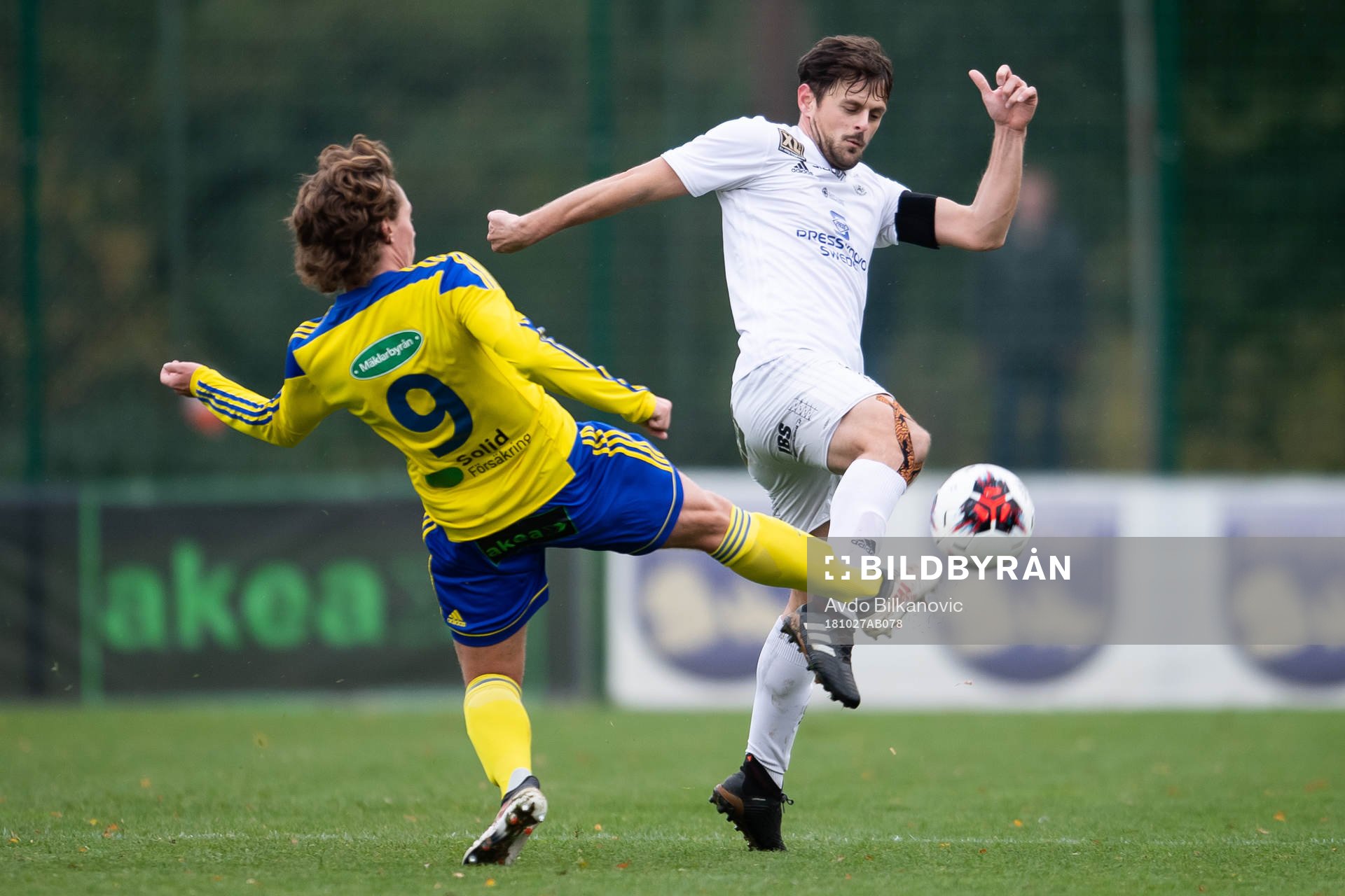 Eskilsminnes Filip Ottosson och Oskarshamns Mergim Smakolli under fotbollsmatchen i Division 1 Södra mellan Eskilsminne och Oskarshamn den 27 oktober 2018 i Helsingborg.