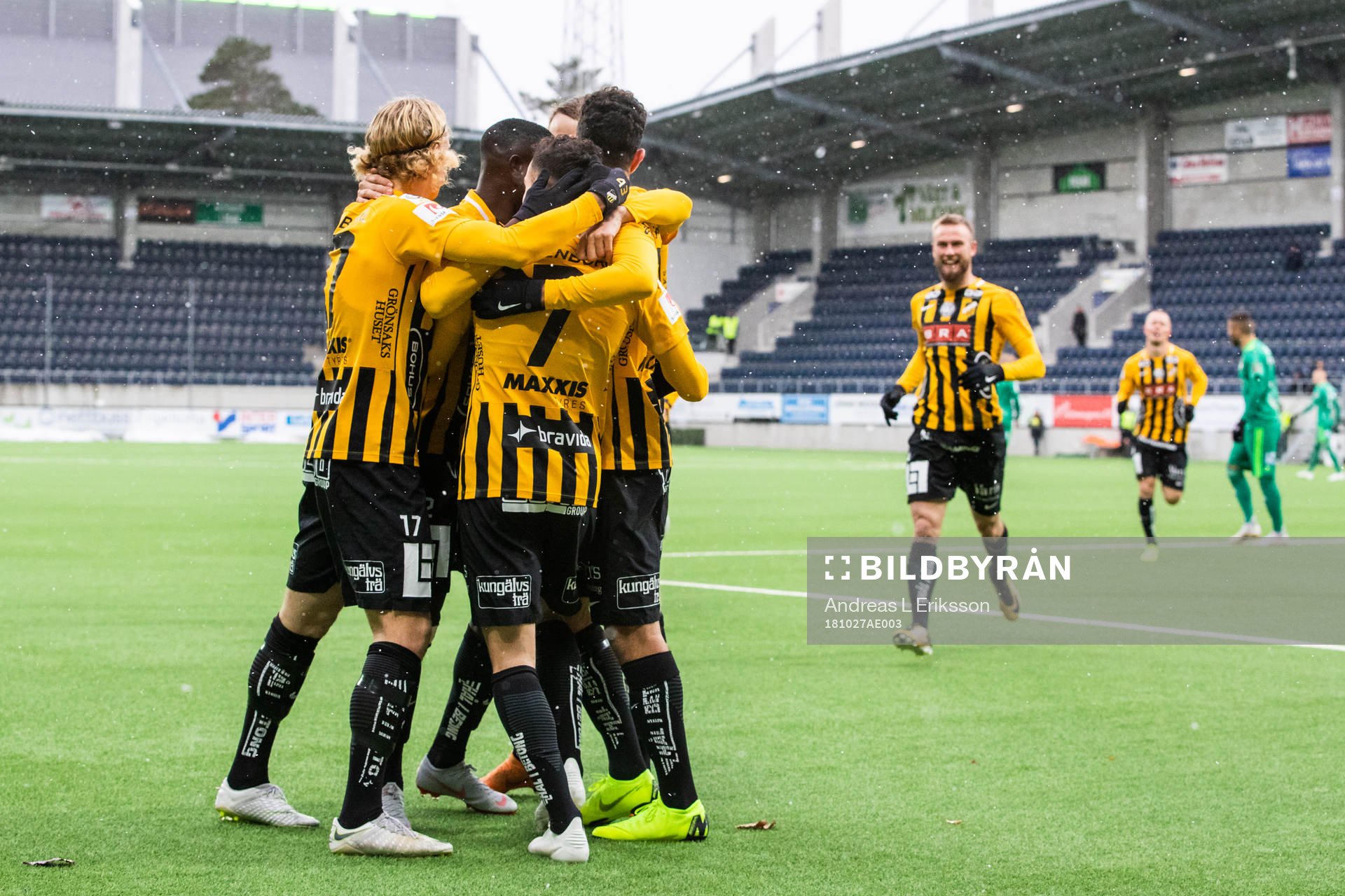 Häckens Mervan Celik jublar med lagkamrater efter att han gjort 0-1-målet under fotbollsmatchen i Allsvenskan mellan Dalkurd och Häcken den 27 oktober 2018 i Gävle.