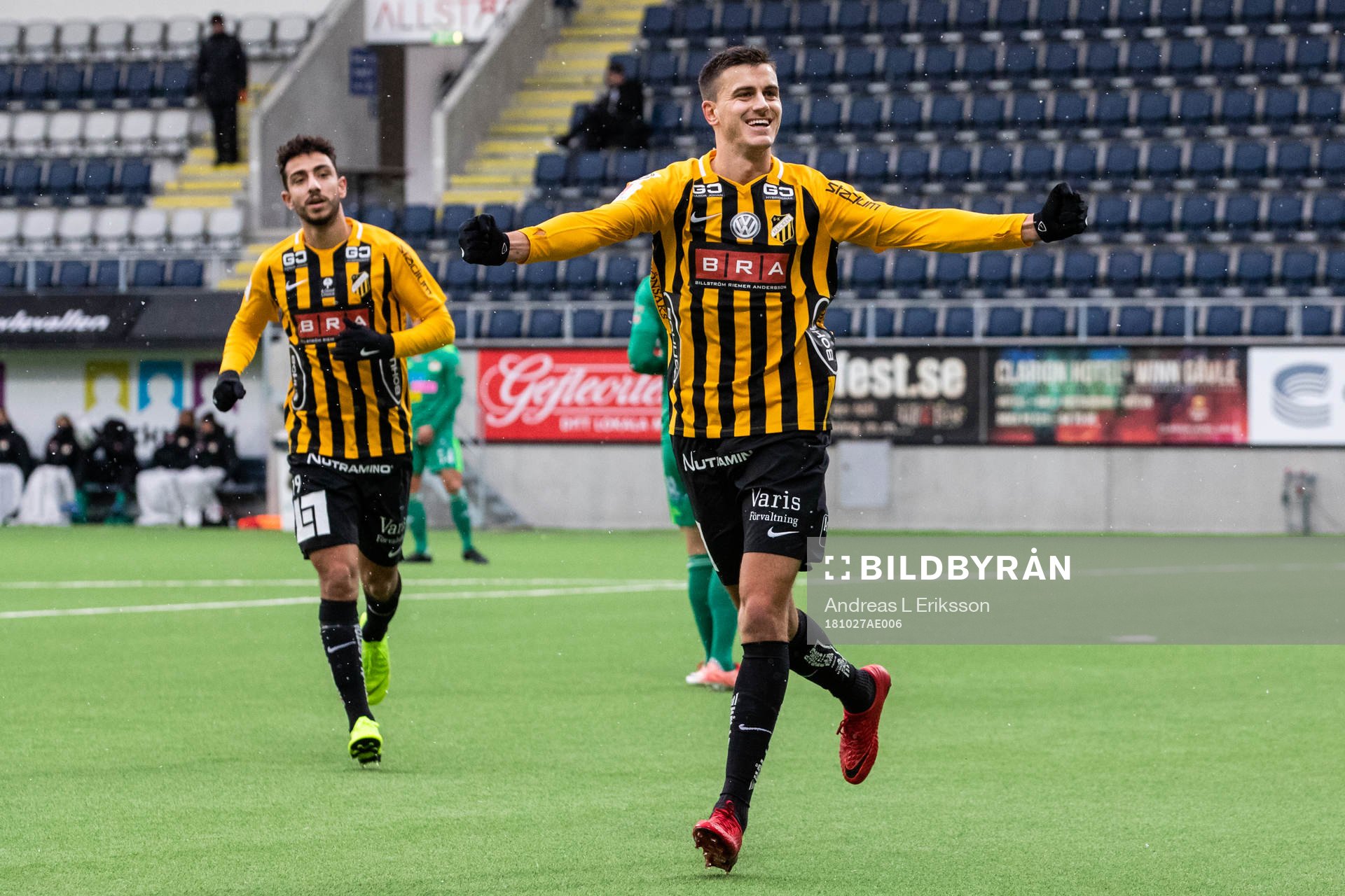 Häckens Alexander Jeremejeff jublar