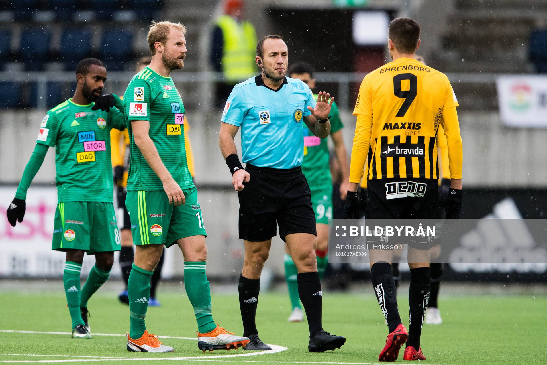Domare Kaspar Sjöberg talar med Dalkurds Markus