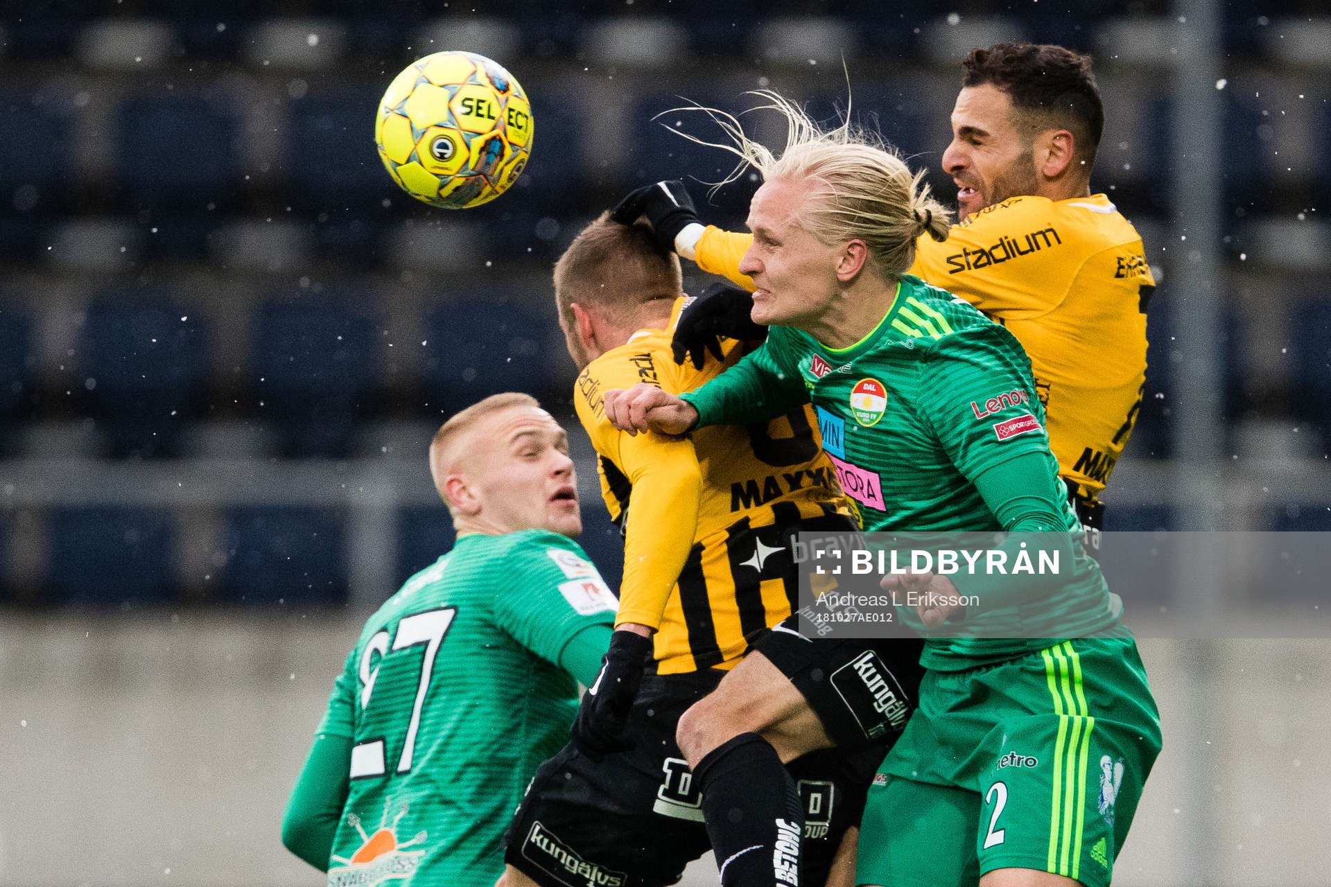 Dalkurds Henrik Löfkvist i en nickduell med Häckens
