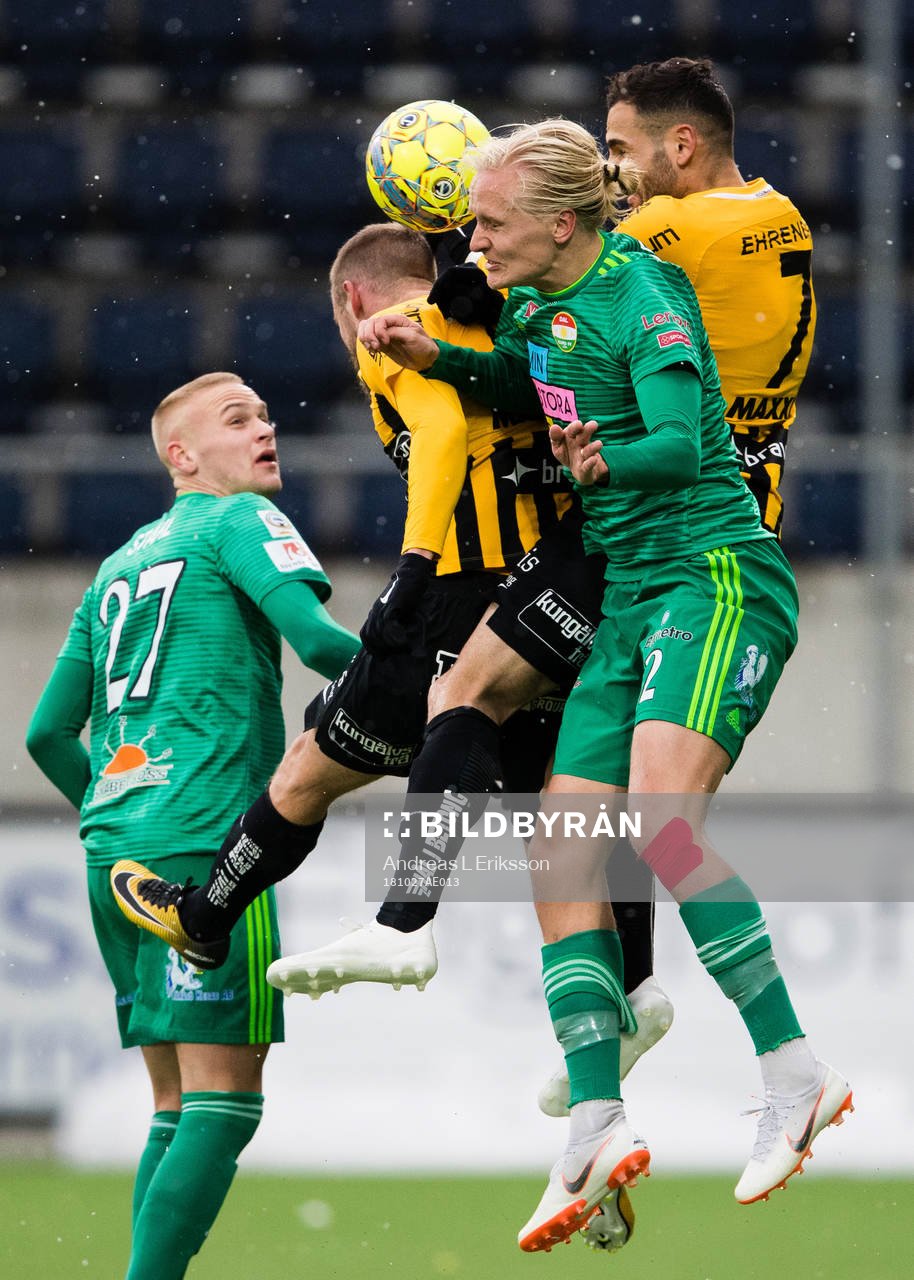 Dalkurds Henrik Löfkvist i en nickduell med Häckens