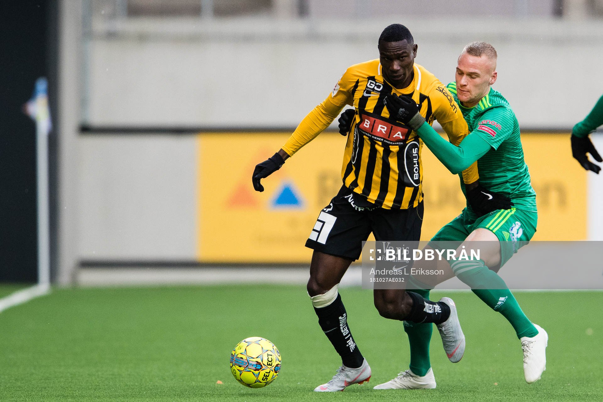 Häckens Elohor Ekpolo i kamp om bollen med Dalkurds Adam