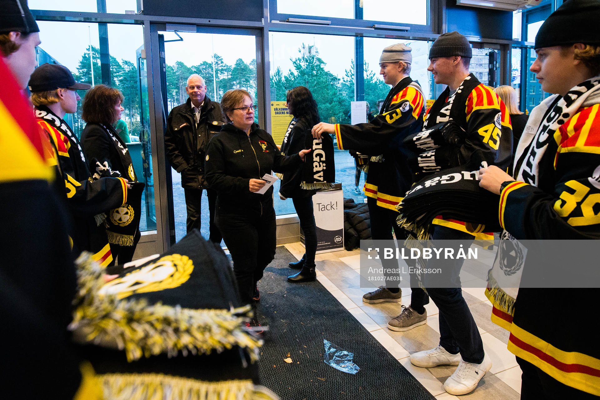 Publiken får halsdukar vid entrén innan ishockeymatchen i