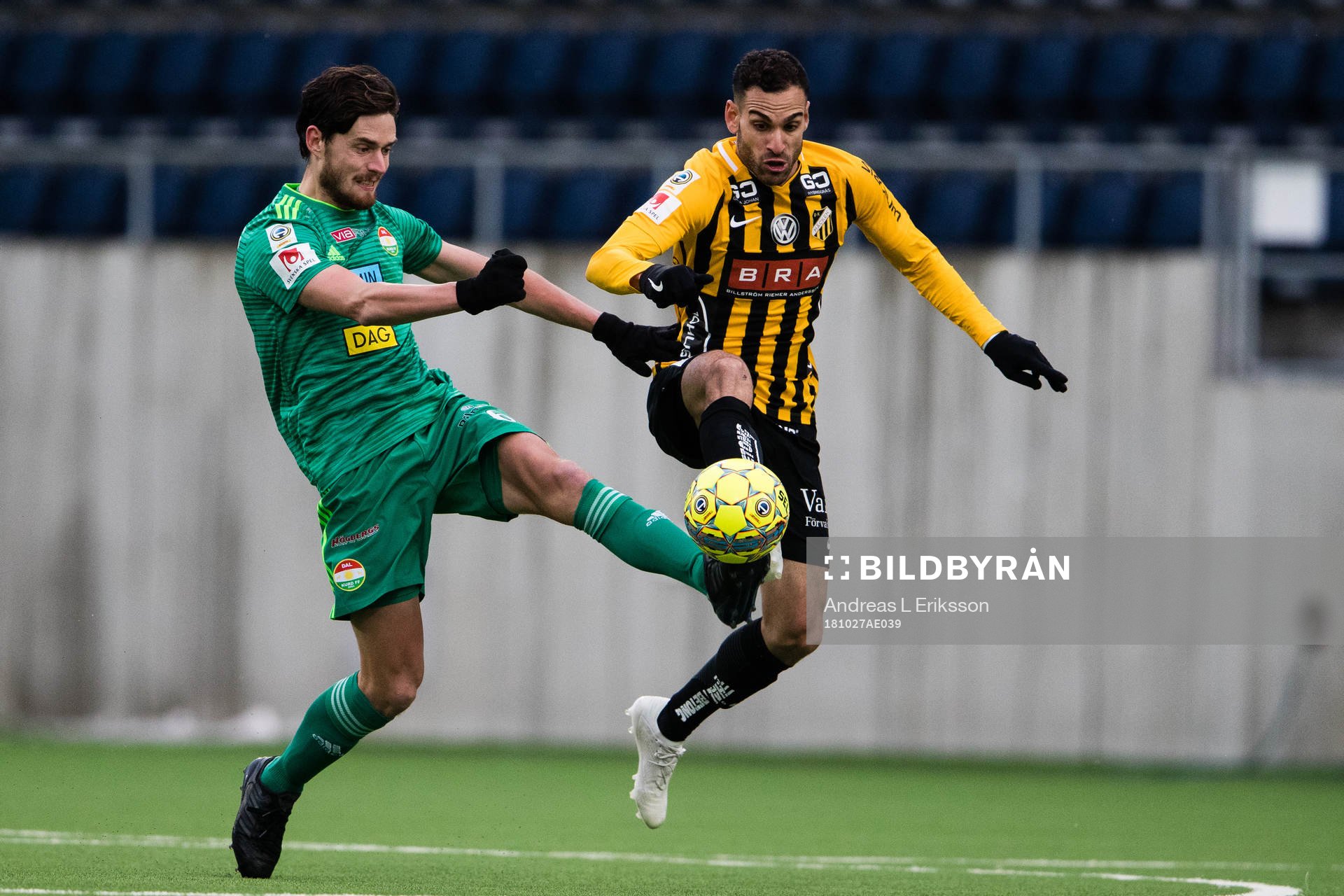 Dalkurds Robin Tranberg i kamp om bollen med Häckens