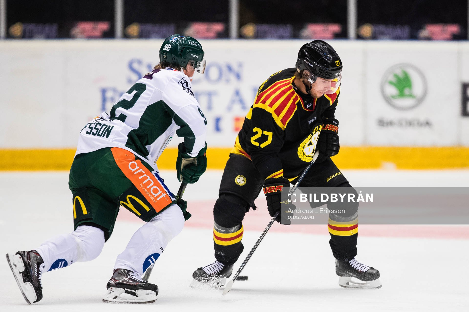Färjestads Jesper Olofsson i kamp om pucken med Brynäs