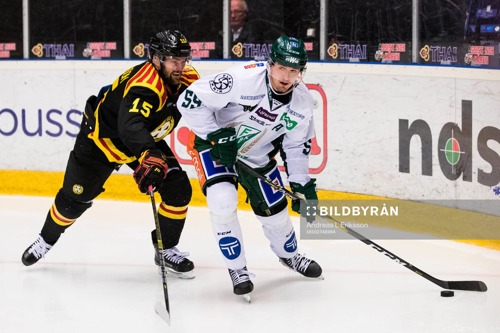 Brynäs Simon Bertilsson i kamp om pucken med Färjestads