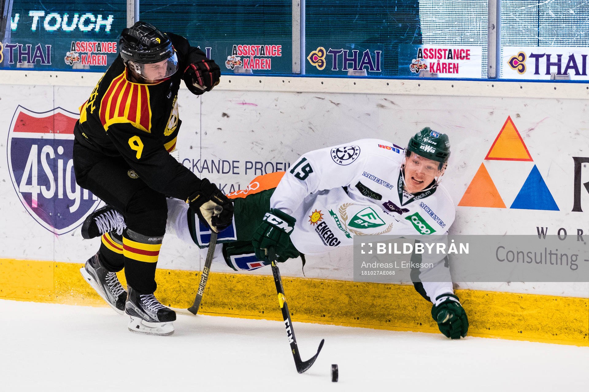 Brynäs Niclas Andersén har omkull Färjestads Gustav