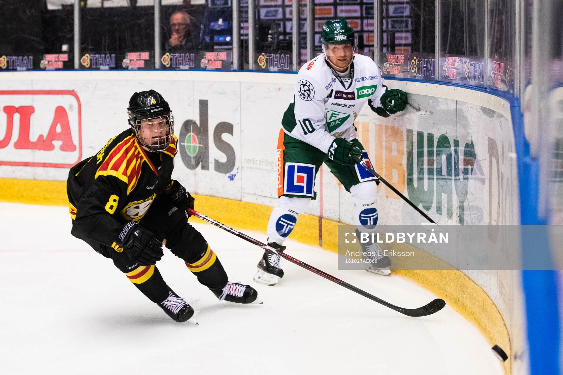 Brynäs Victor Söderström i kamp om pucken med