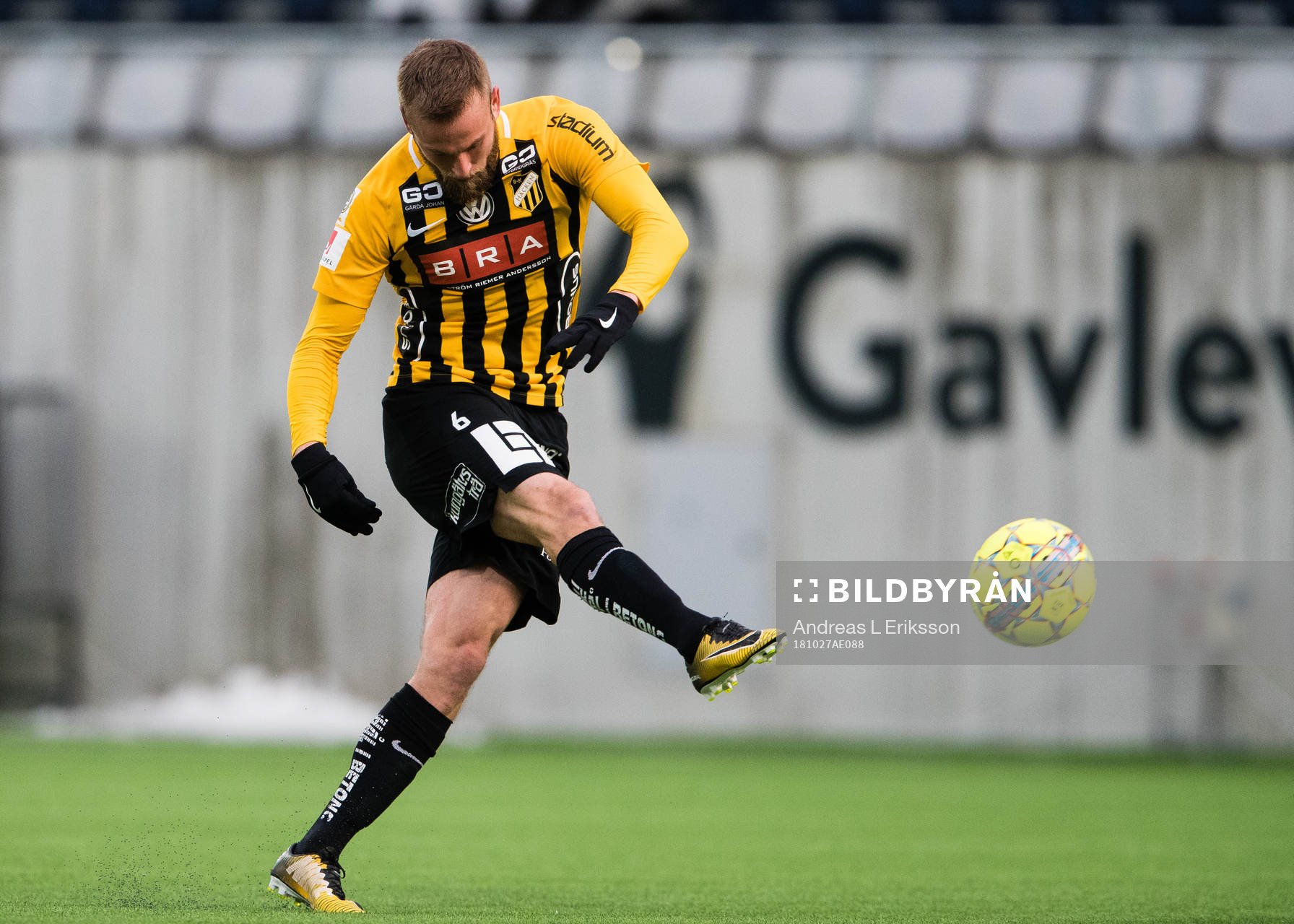 Häckens Alexander Faltsetas med ett skott under fotbollsmatchen i Allsvenskan mellan Dalkurd och Häcken den 27 oktober 2018 i Gävle. 