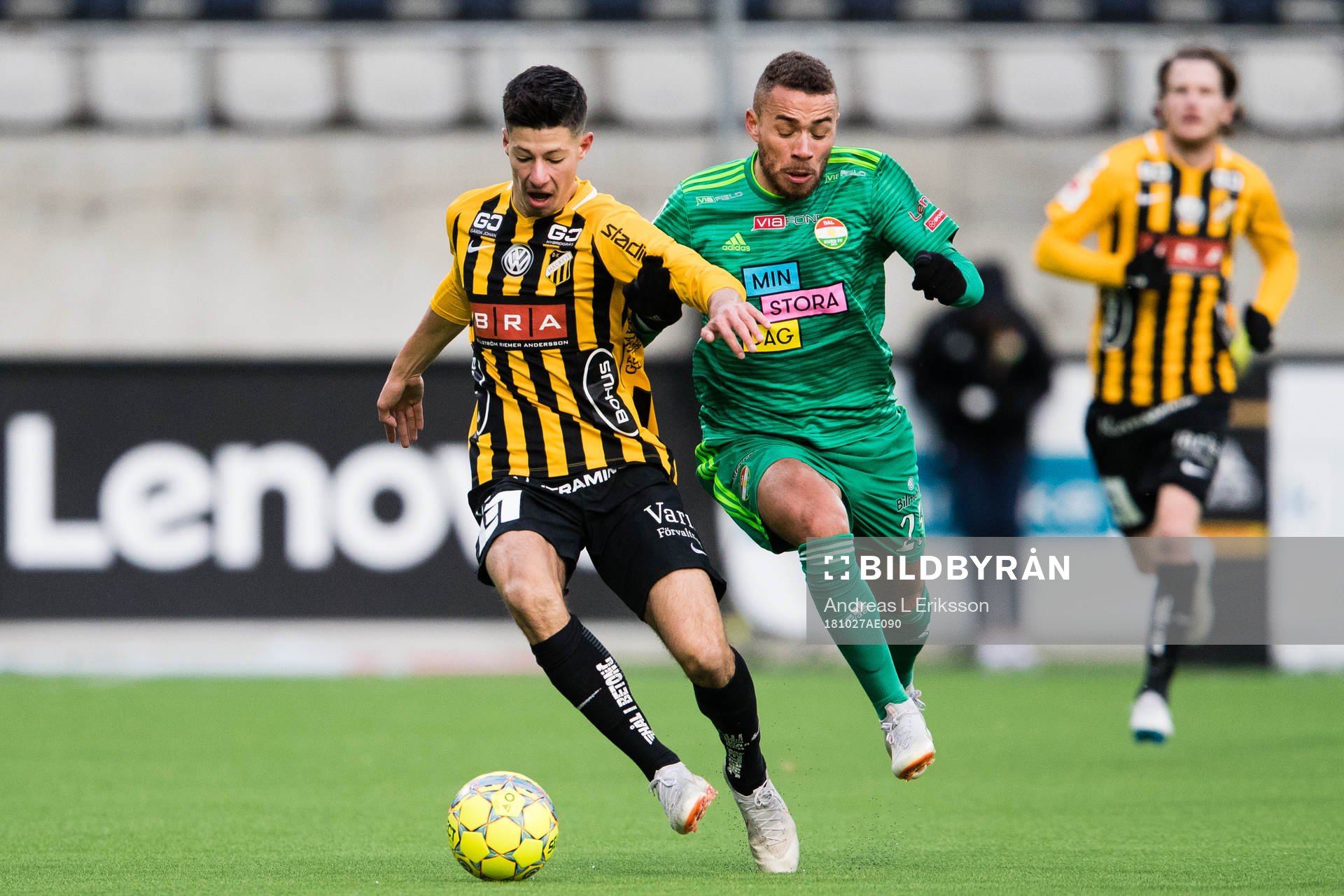 Häckens Kevin Yakob i kamp om bollen med Dalkurds Malkolm Moenza under fotbollsmatchen i Allsvenskan mellan Dalkurd och Häcken den 27 oktober 2018 i Gävle.