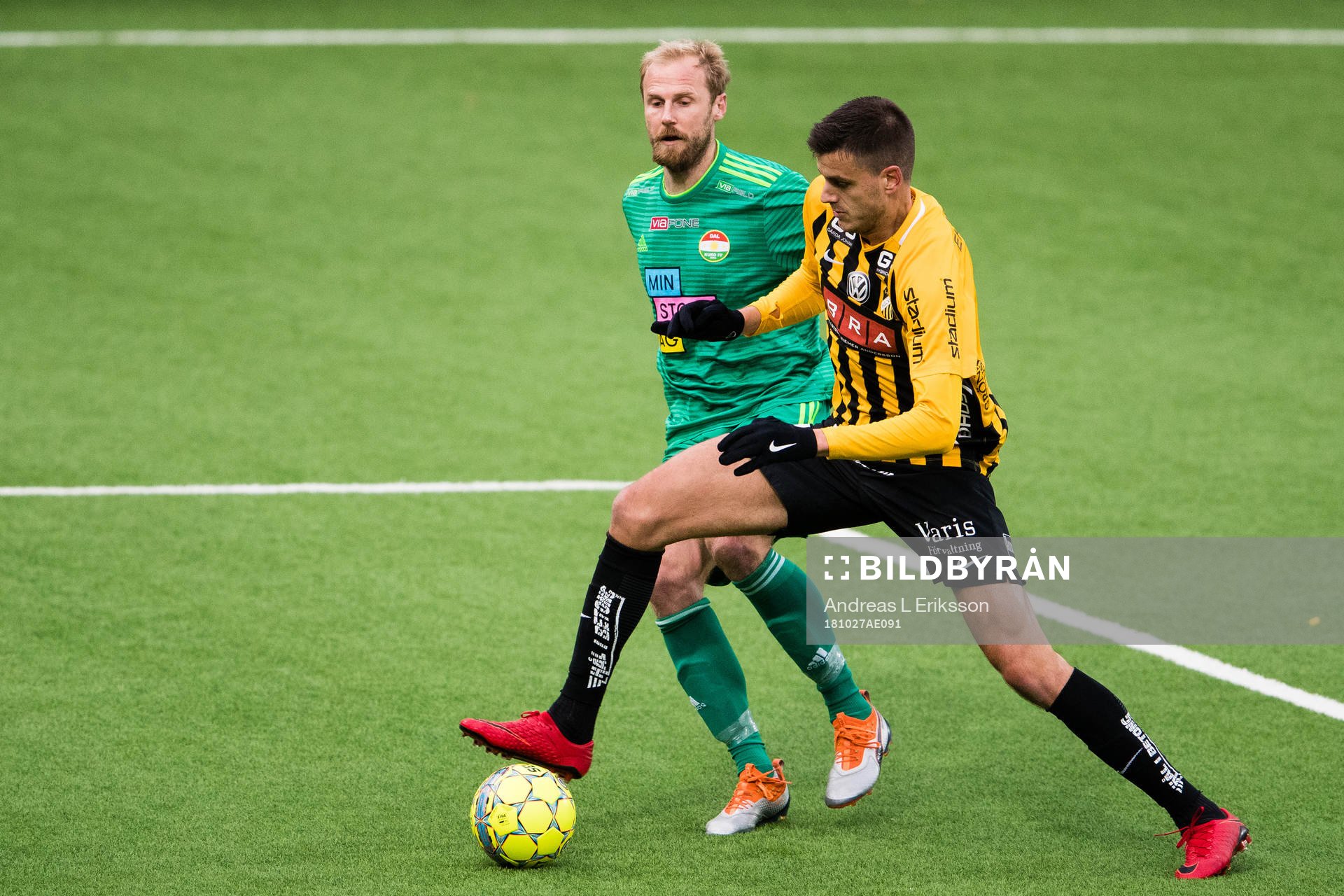 Dalkurds Markus Thorbjörnsson i kamp om bollen med