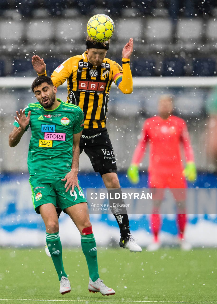 Dalkurds Ferhad Ayaz i en nickduell med Häckens Rasmus