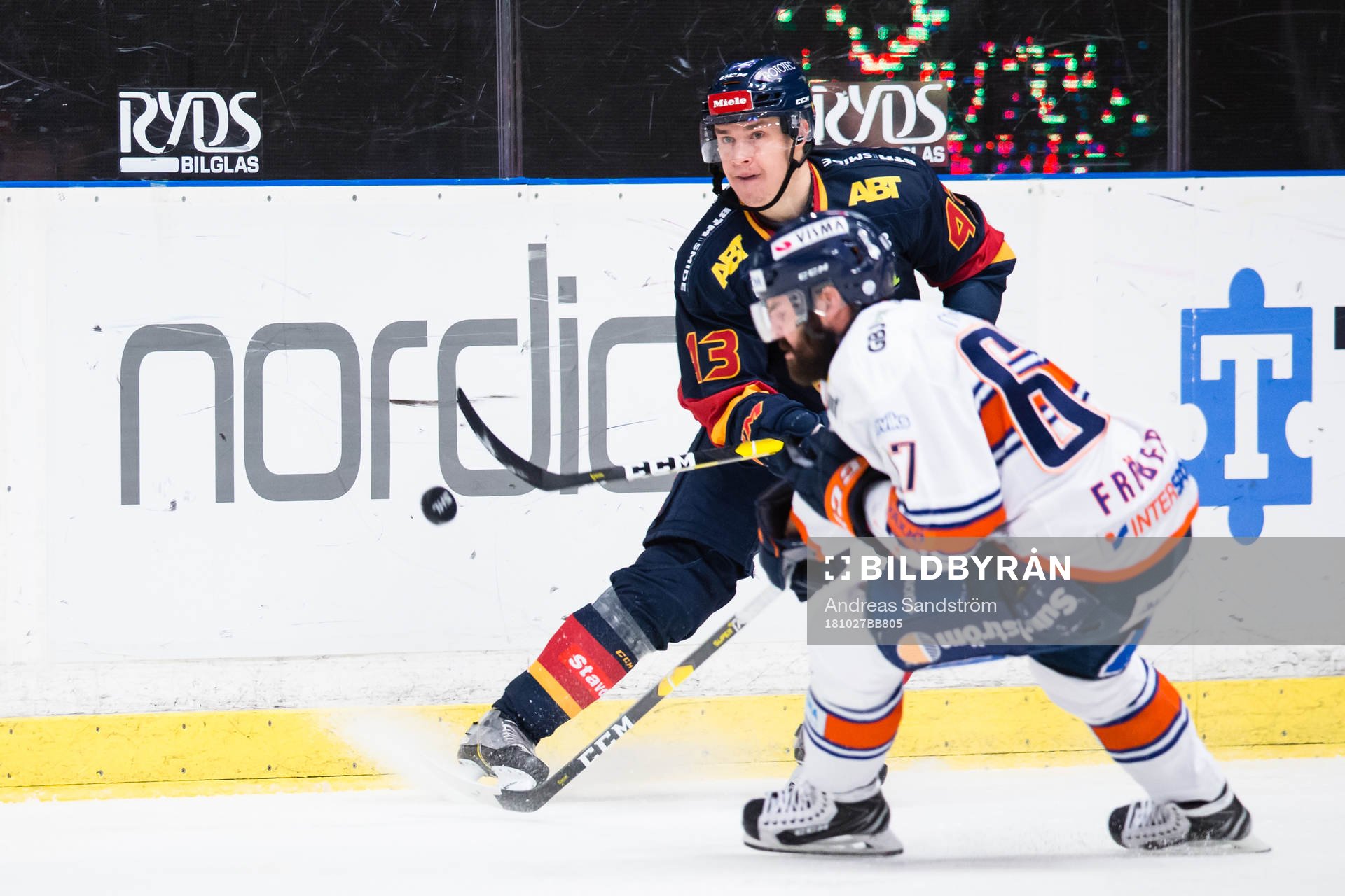 Djurgårdens Tom Nilsson rensar en puck framför Växjös