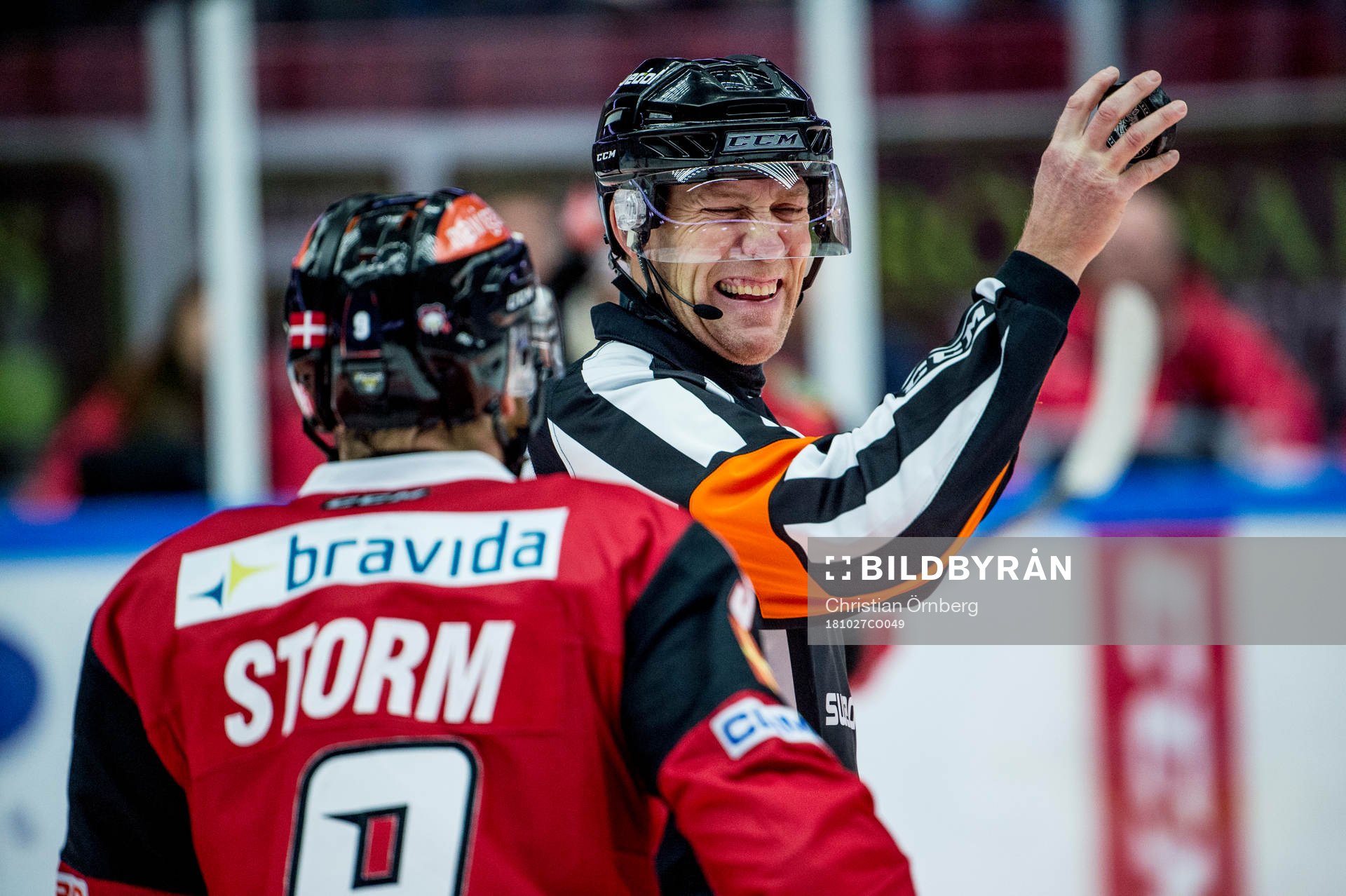 Domaren Morgan Johansson och Malmö Redhawks Frederik Storm