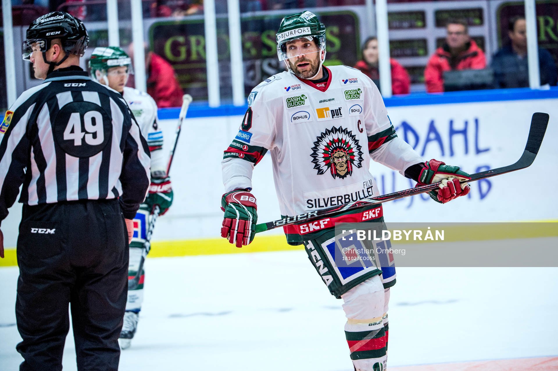 Linjedomaren Ludvig Lundgren och Frölundas Joel Lundqvist