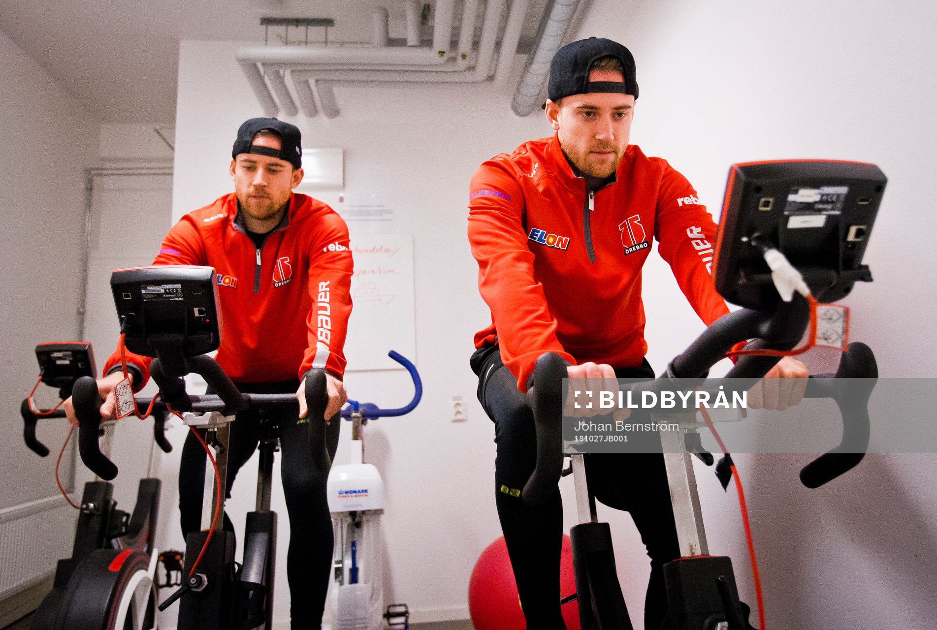 Örebros Tylor Spink och Tyson Spink värmer upp på cyel