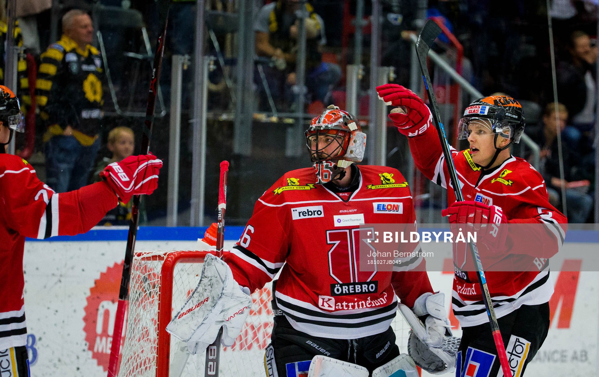 Örebros målvakt Stefan Steen och Gustav Backström jublar