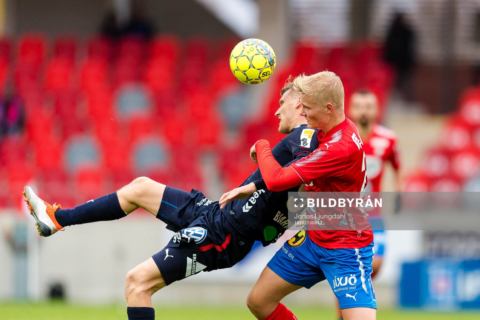 Helsingborgs Andri Runar Bjarnason i kamp med Östers Filip Örnblom under fotbollsmatchen i Superettan mellan Öster och Helsingborg den 27 oktober 2018 i Växjö.