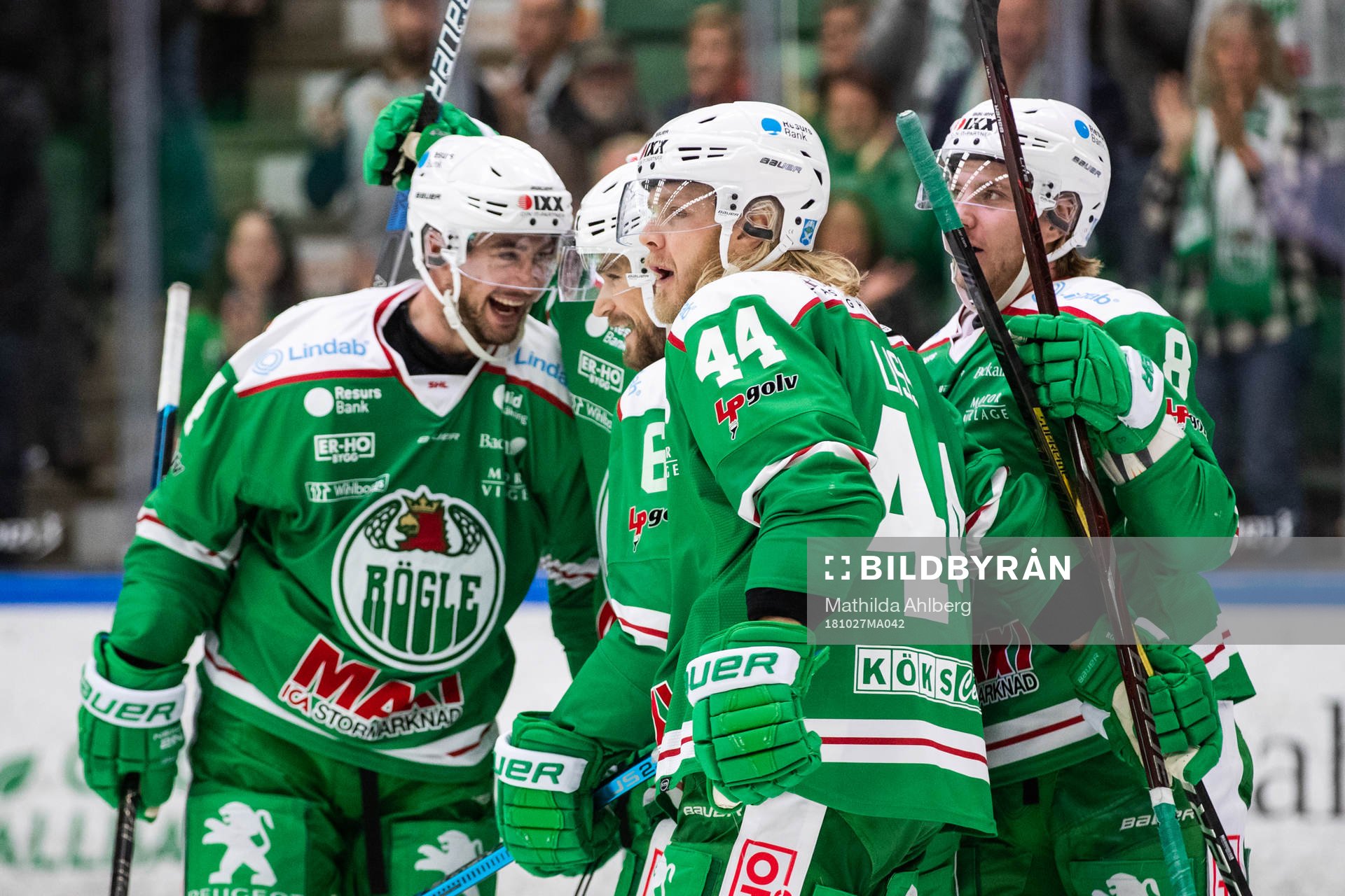 Rögles Olle Liss jublar med lagkamrater