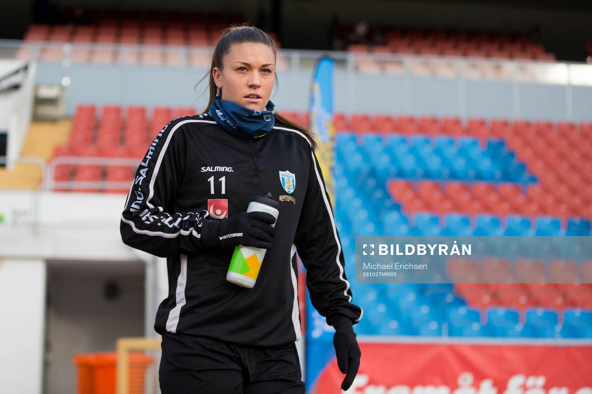 Göteborgs Pauline Hammarlund på väg ut för att värma