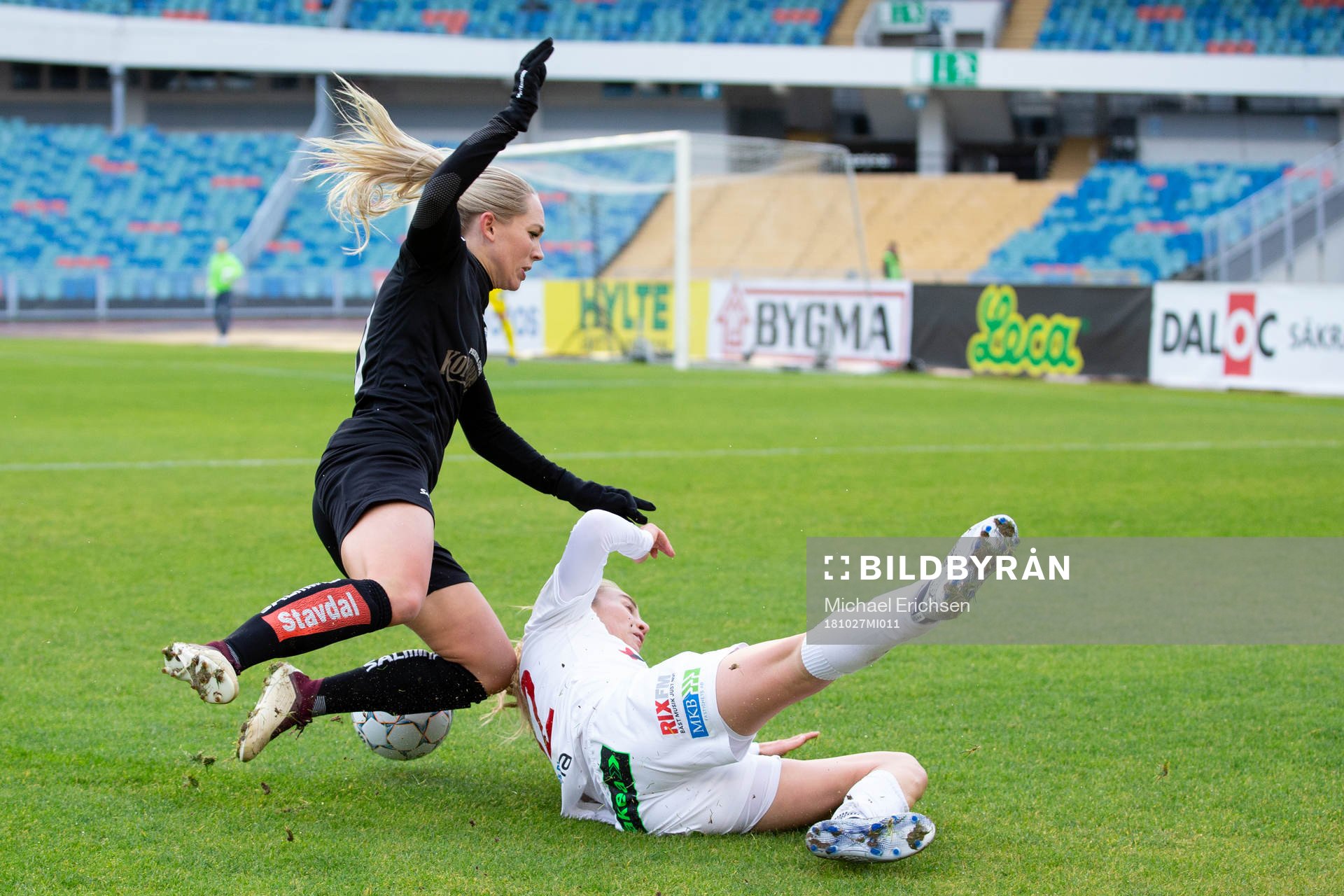 Göteborgs Elin Rubensson i kamp med Rosengårds Fiona Brown under fotbollsmatchen i Damallsvenskan mellan Göteborg och Rosengård 27 oktober 2018 i Göteborg .