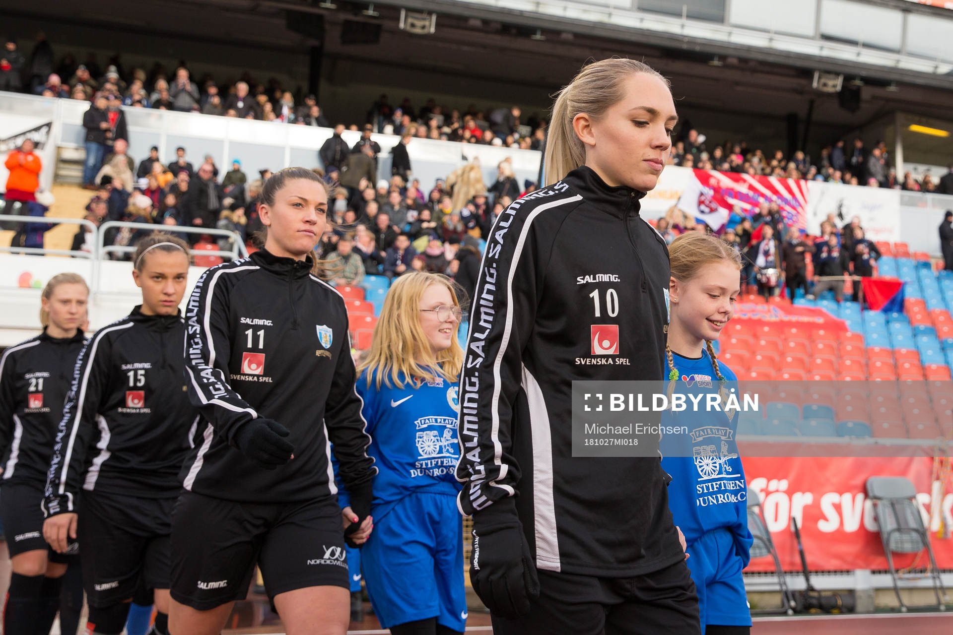 Göteborgs Elin Rubensson på väg in för line up innan