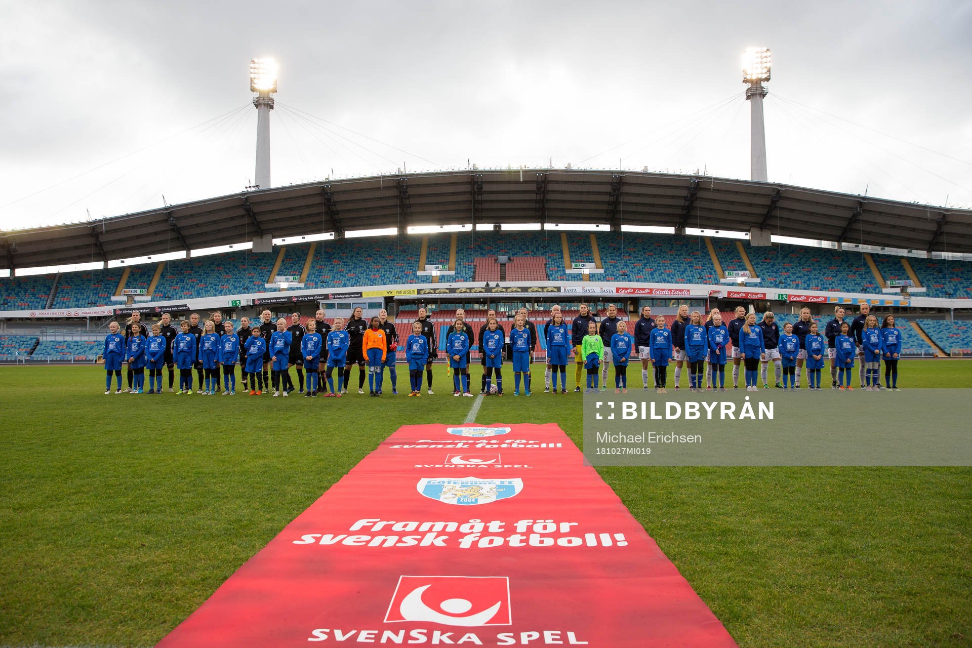 Lagen på line up innan fotbollsmatchen i Damallsvenskan