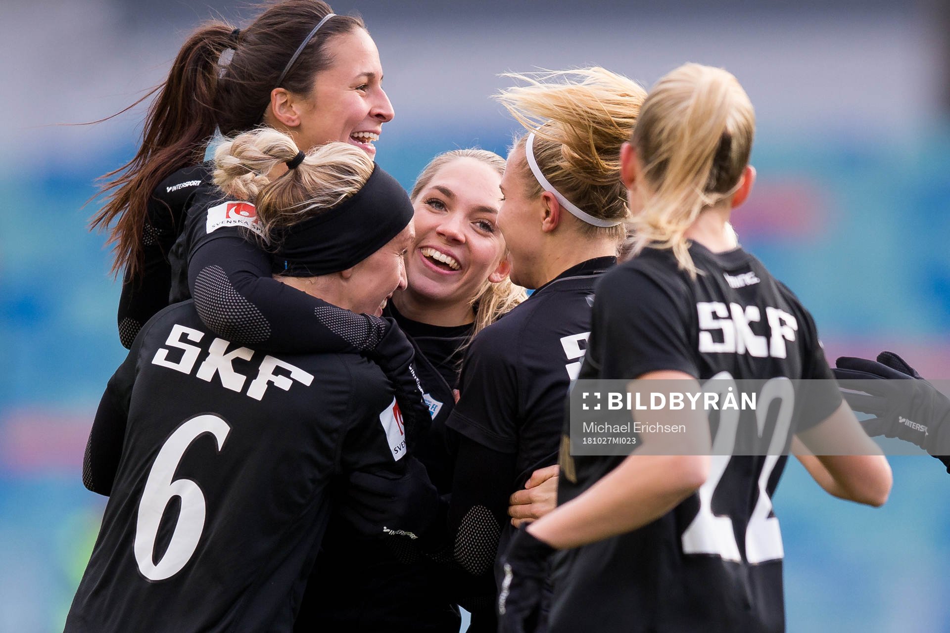 Göteborgs Elin Rubensson jublar ihop med lagkamrater efter 1-0 under fotbollsmatchen i Damallsvenskan mellan Göteborg och Rosengård 27 oktober 2018 i Göteborg .