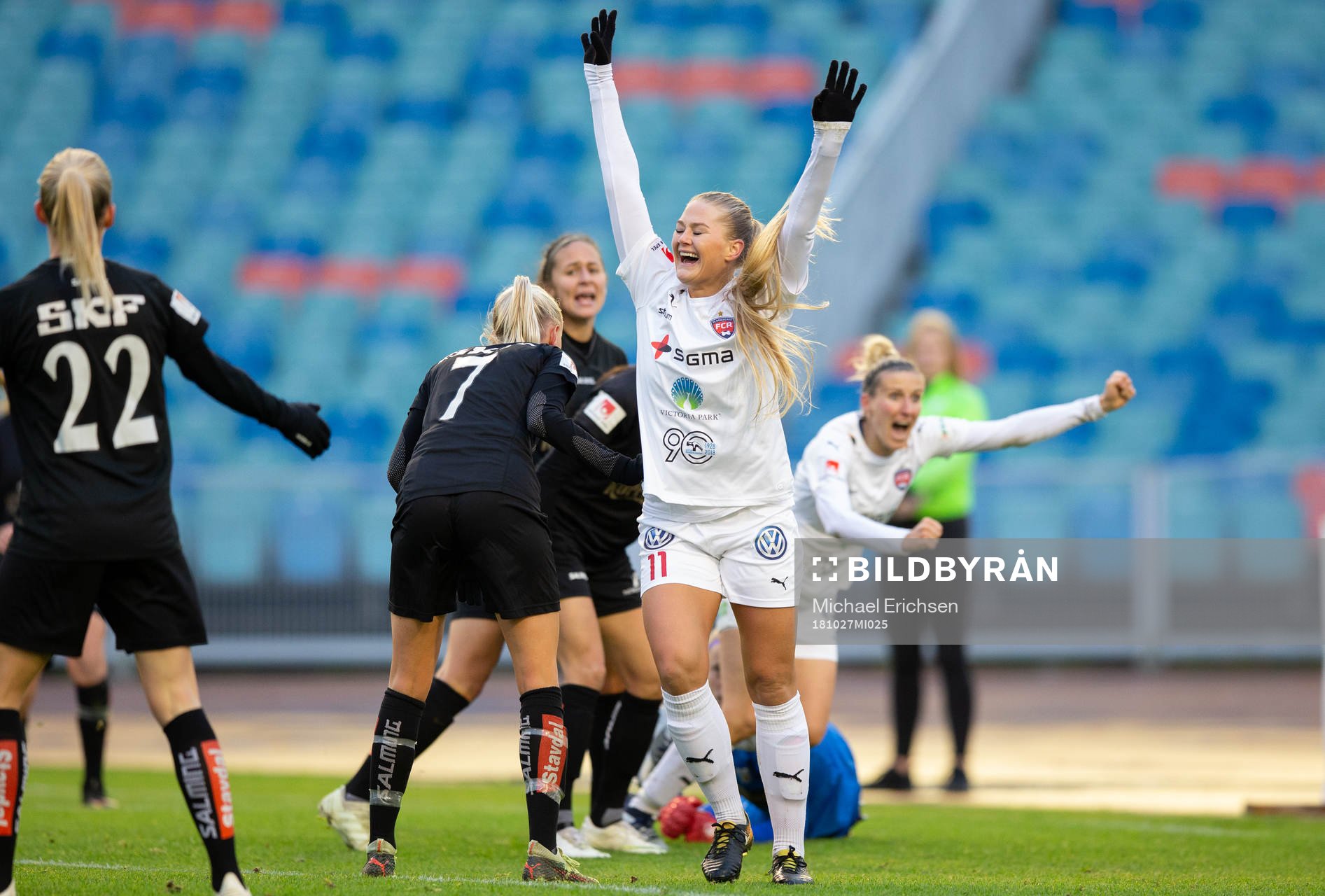 Rosengårds Lisa-Marie Utland jublar efter 2-2 under fotbollsmatchen i Damallsvenskan mellan Göteborg och Rosengård 27 oktober 2018 i Göteborg .