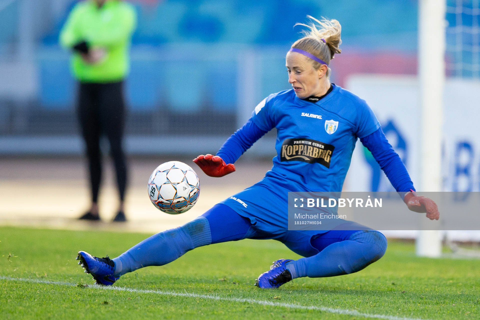 Göteborgs målvakt Loes Geurts räddar skott