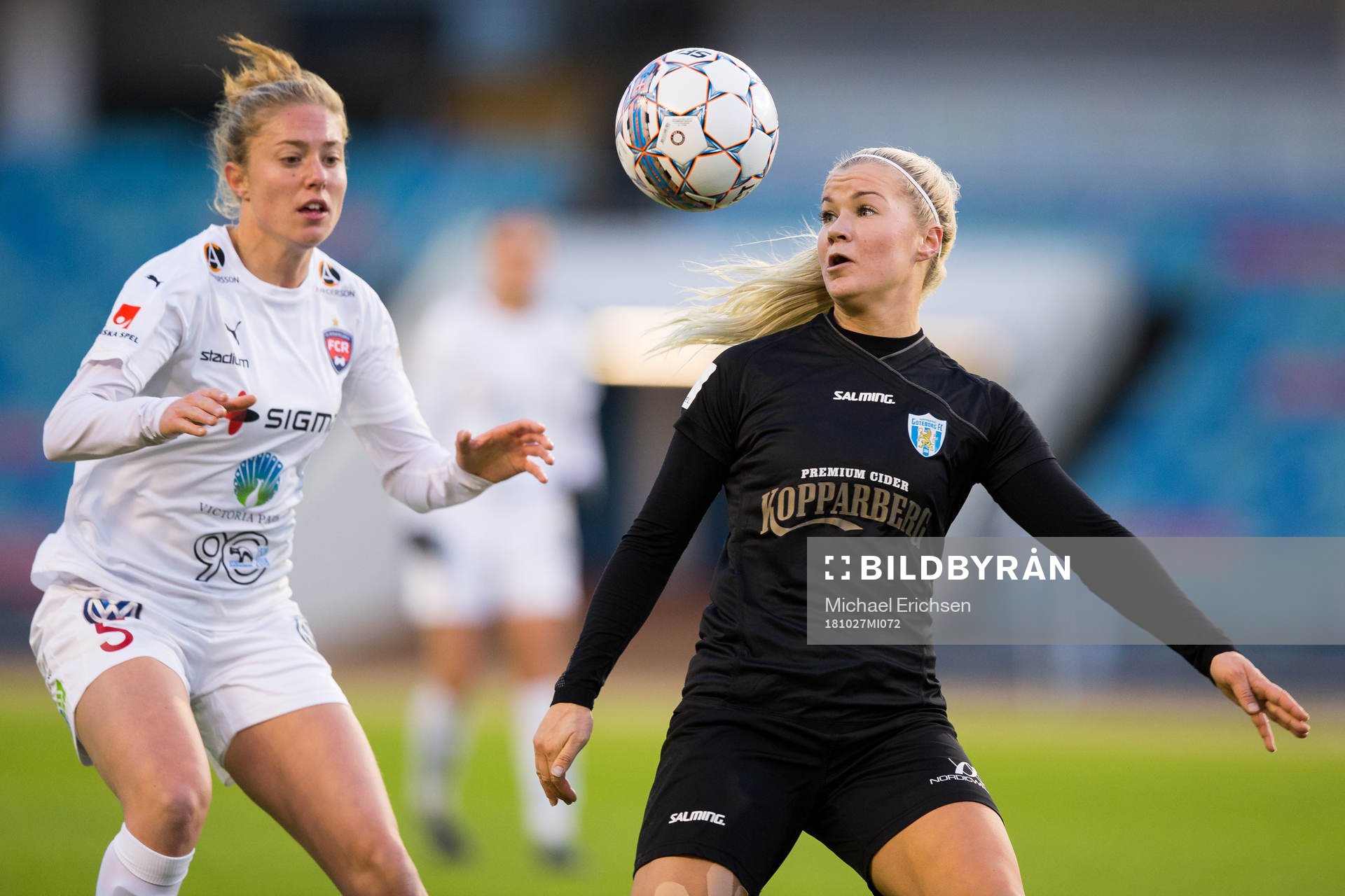Rosengårds Celia Jimenez Delgado mot Göteborgs Amanda Johnsson Haahr under fotbollsmatchen i Damallsvenskan mellan Göteborg och Rosengård 27 oktober 2018 i Göteborg .